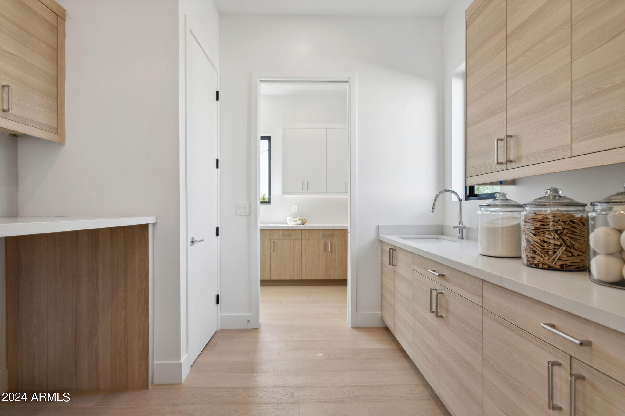 1827 E PALMAIRE Avenue