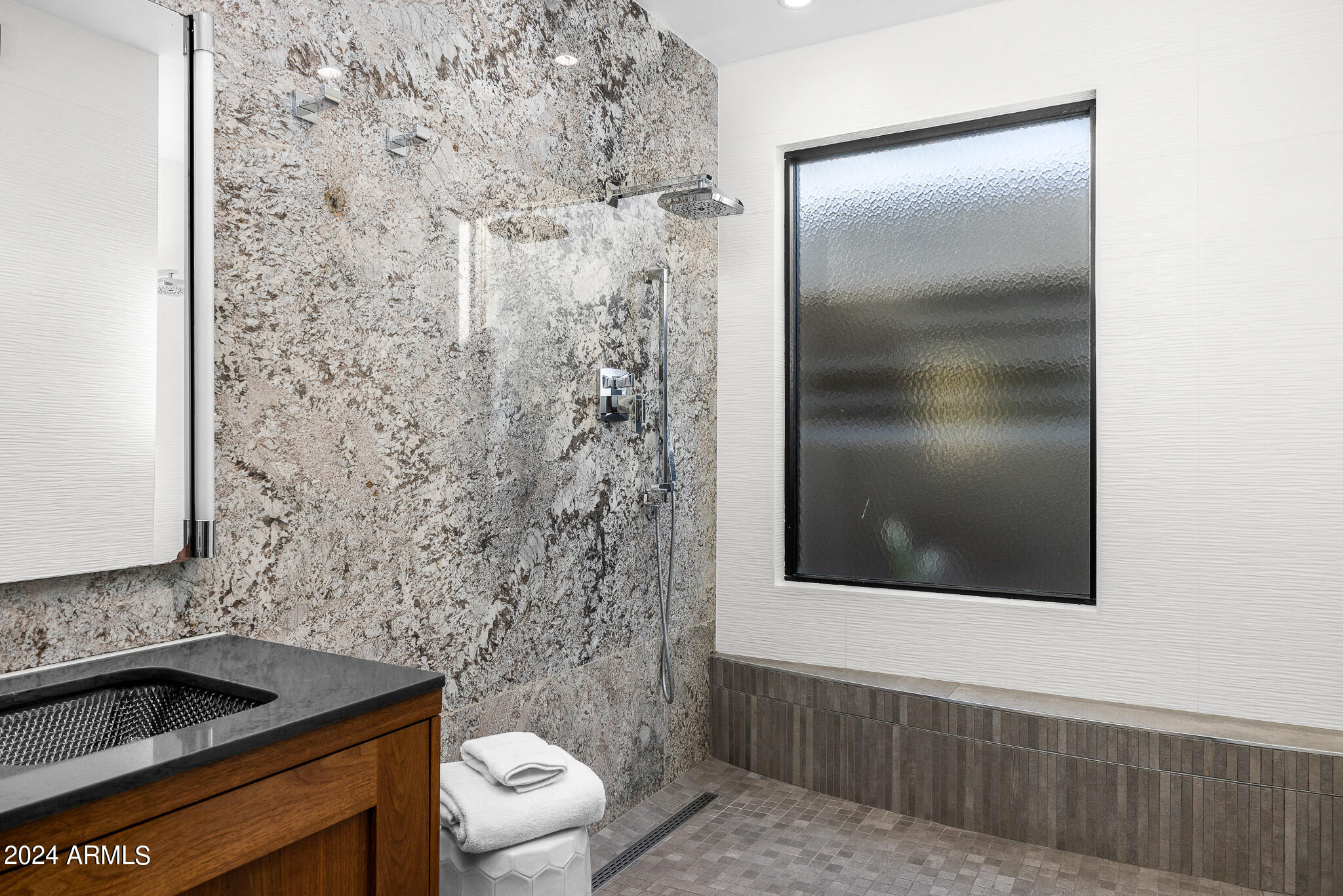 5831 N ECHO CANYON Circle