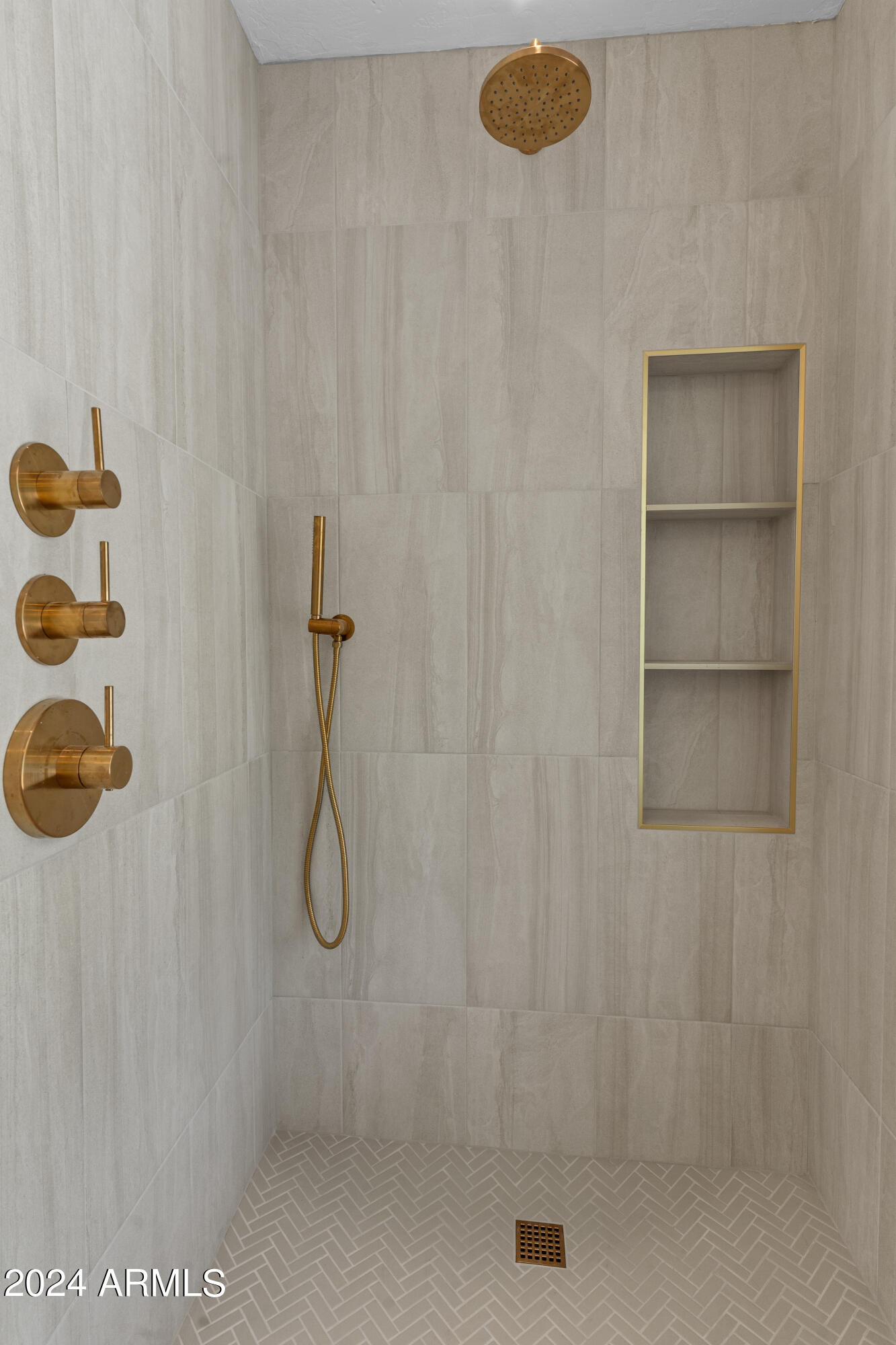 5409 E MCDONALD Drive