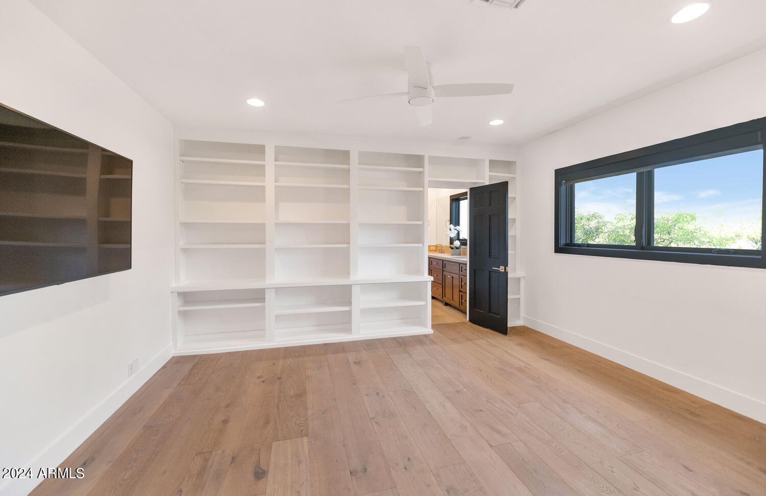 5409 E MCDONALD Drive