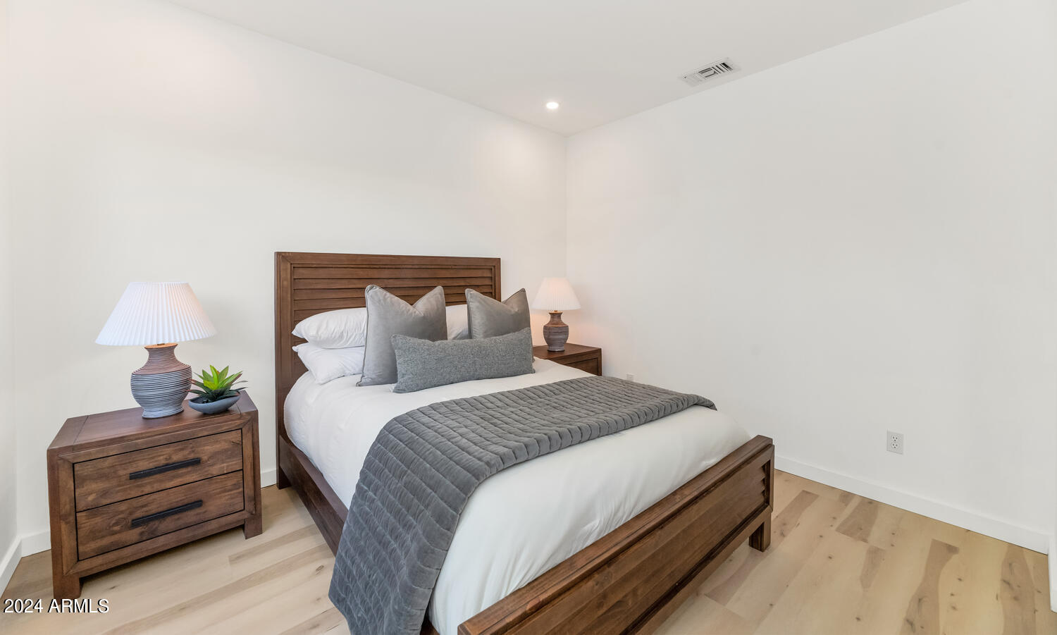 5409 E MCDONALD Drive