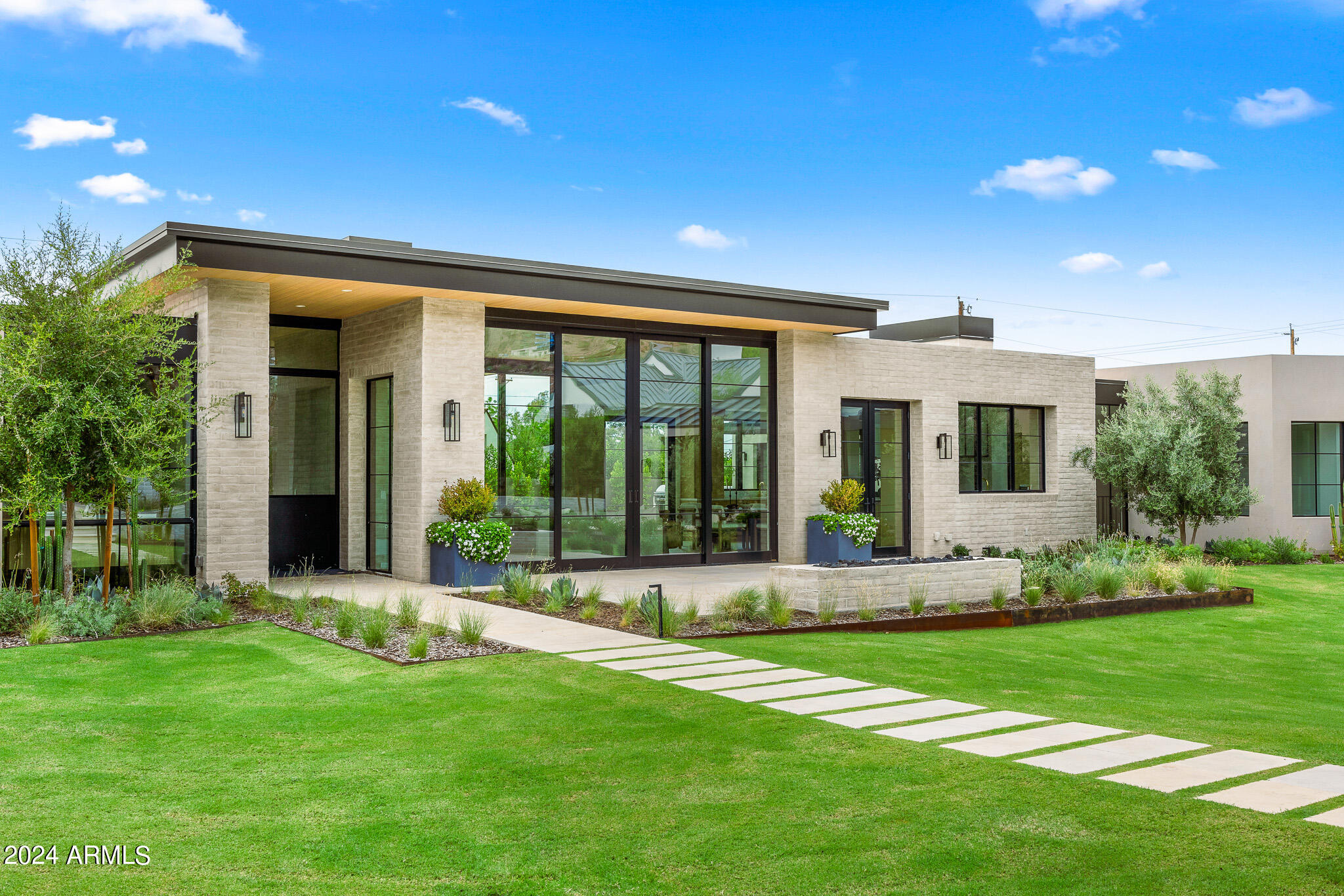 4723 E MARIPOSA Street