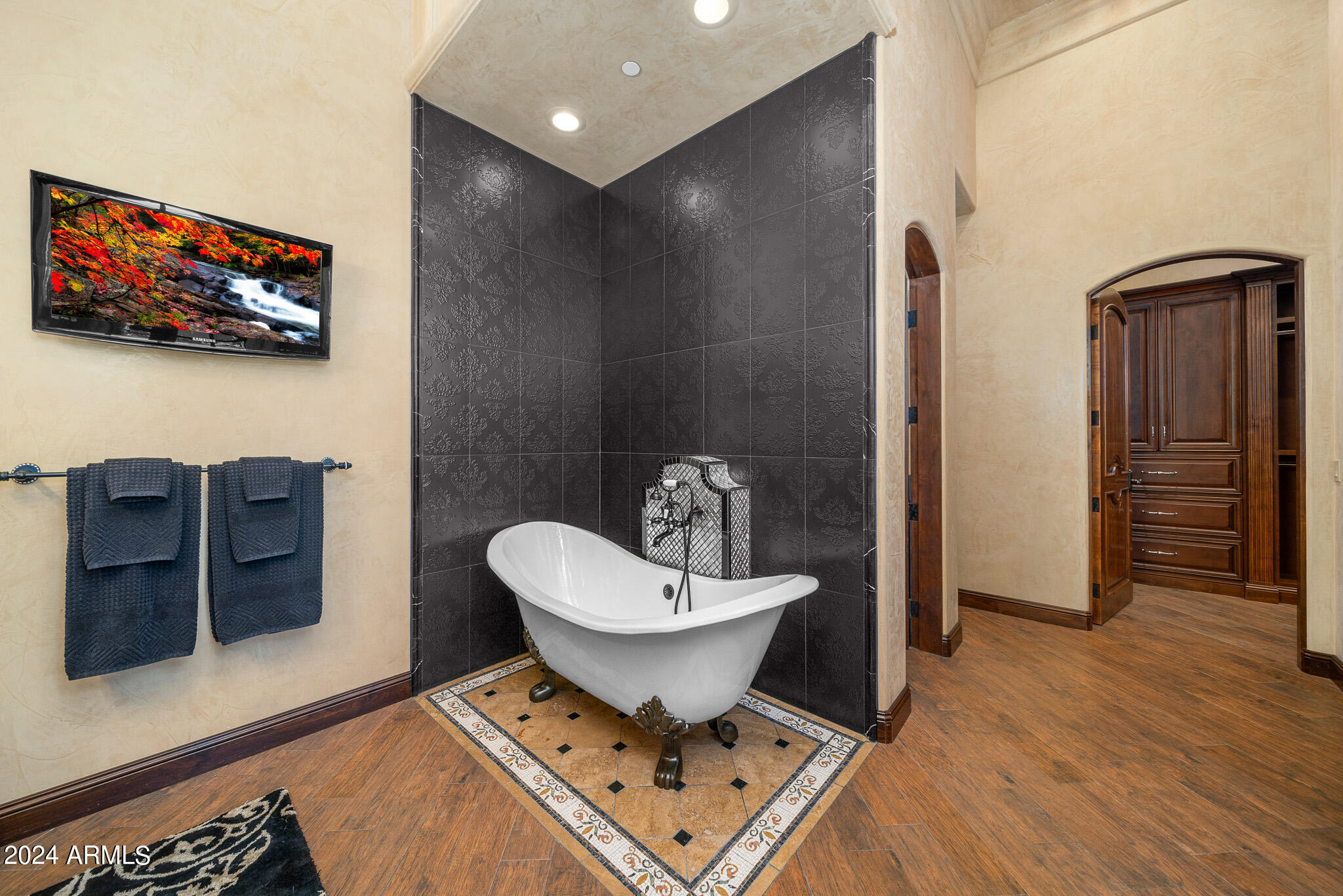 9705 E CHOLLA Street