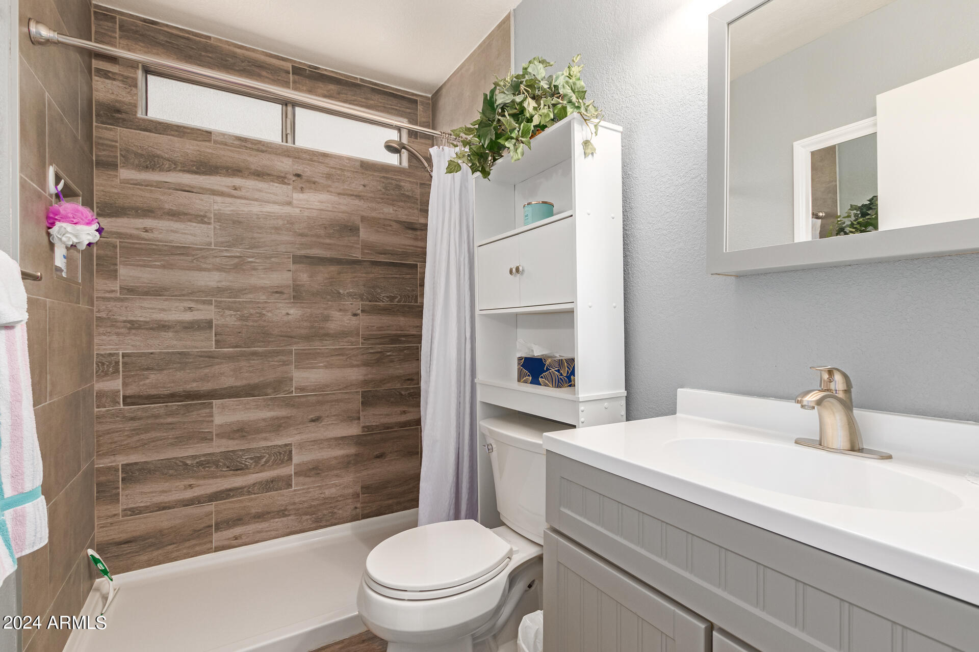 1213 E SEQUOIA Drive