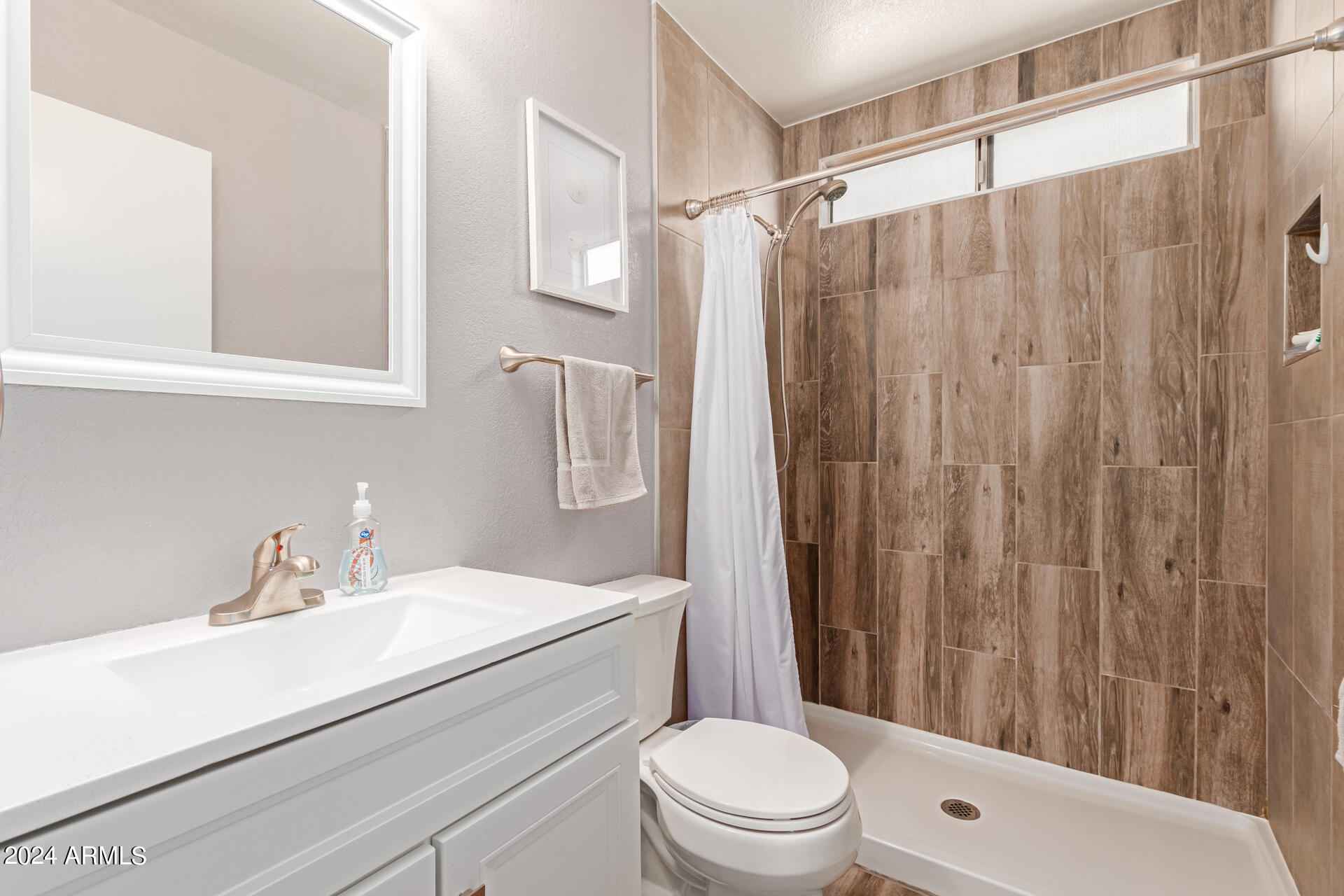 1213 E SEQUOIA Drive