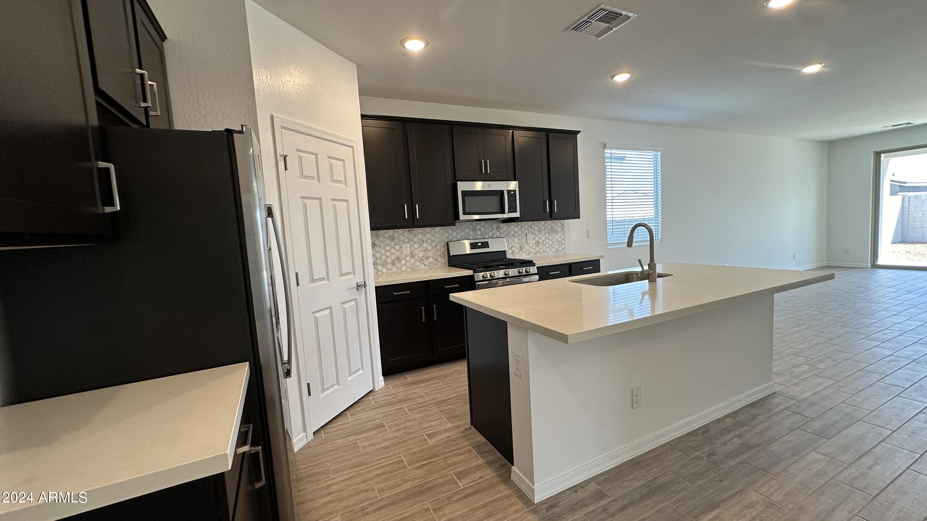 4165 E BRADFORD Avenue