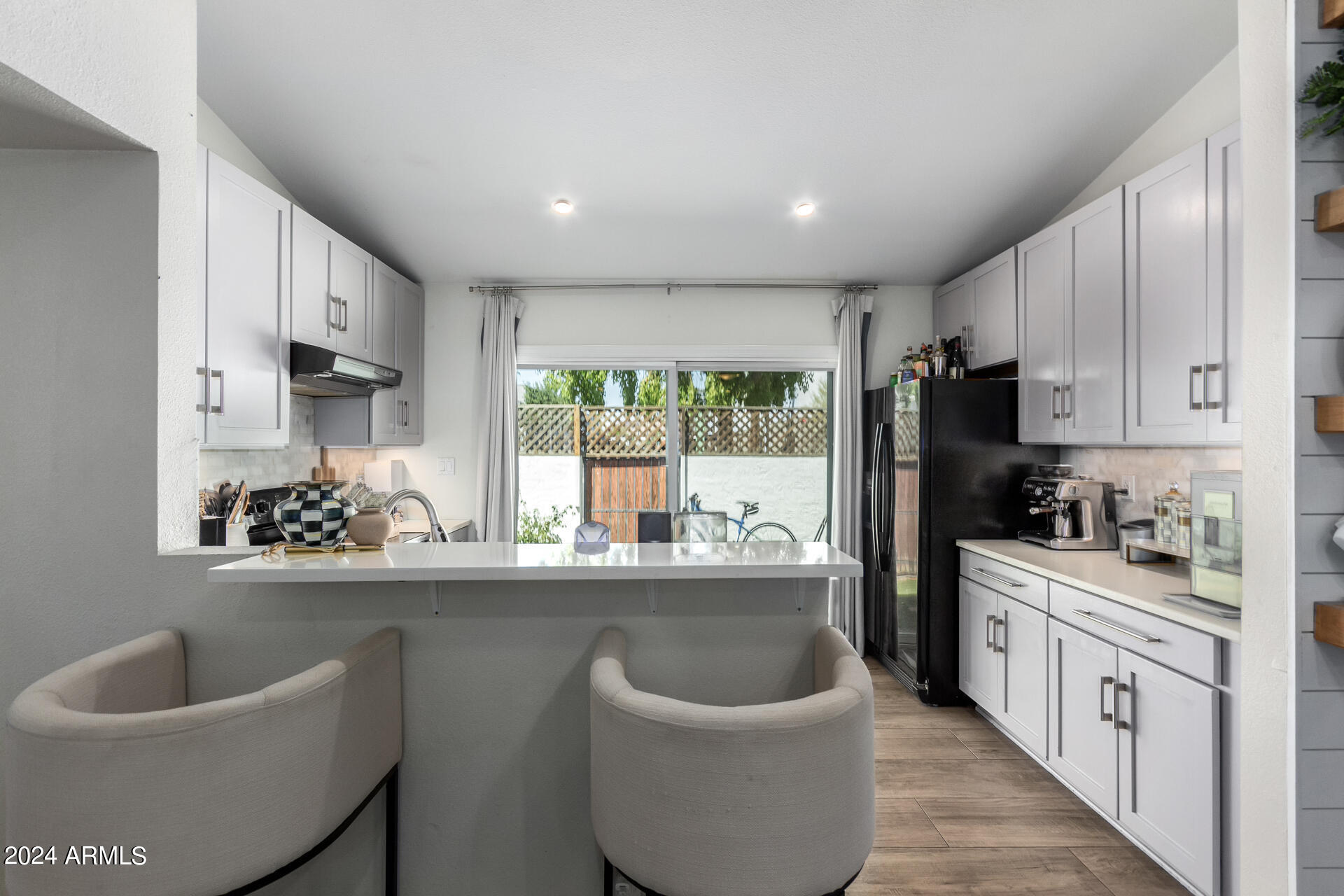 4916 E EDGEMONT Avenue