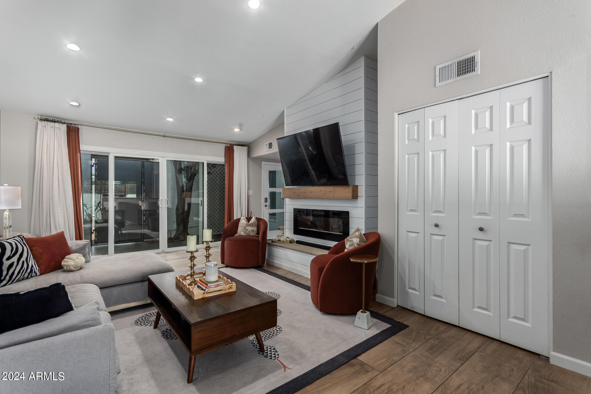 4916 E EDGEMONT Avenue