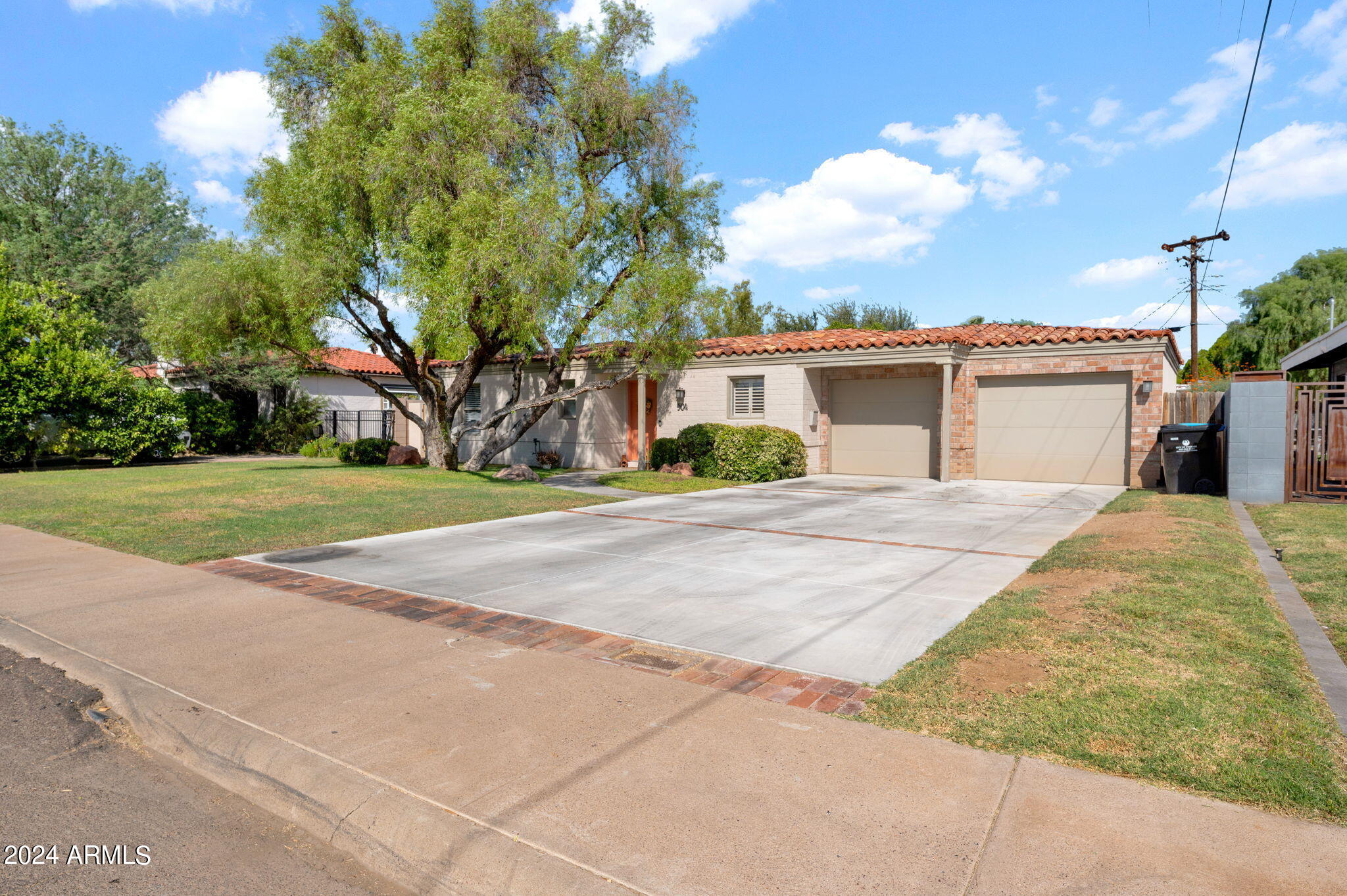 504 E PASADENA Avenue