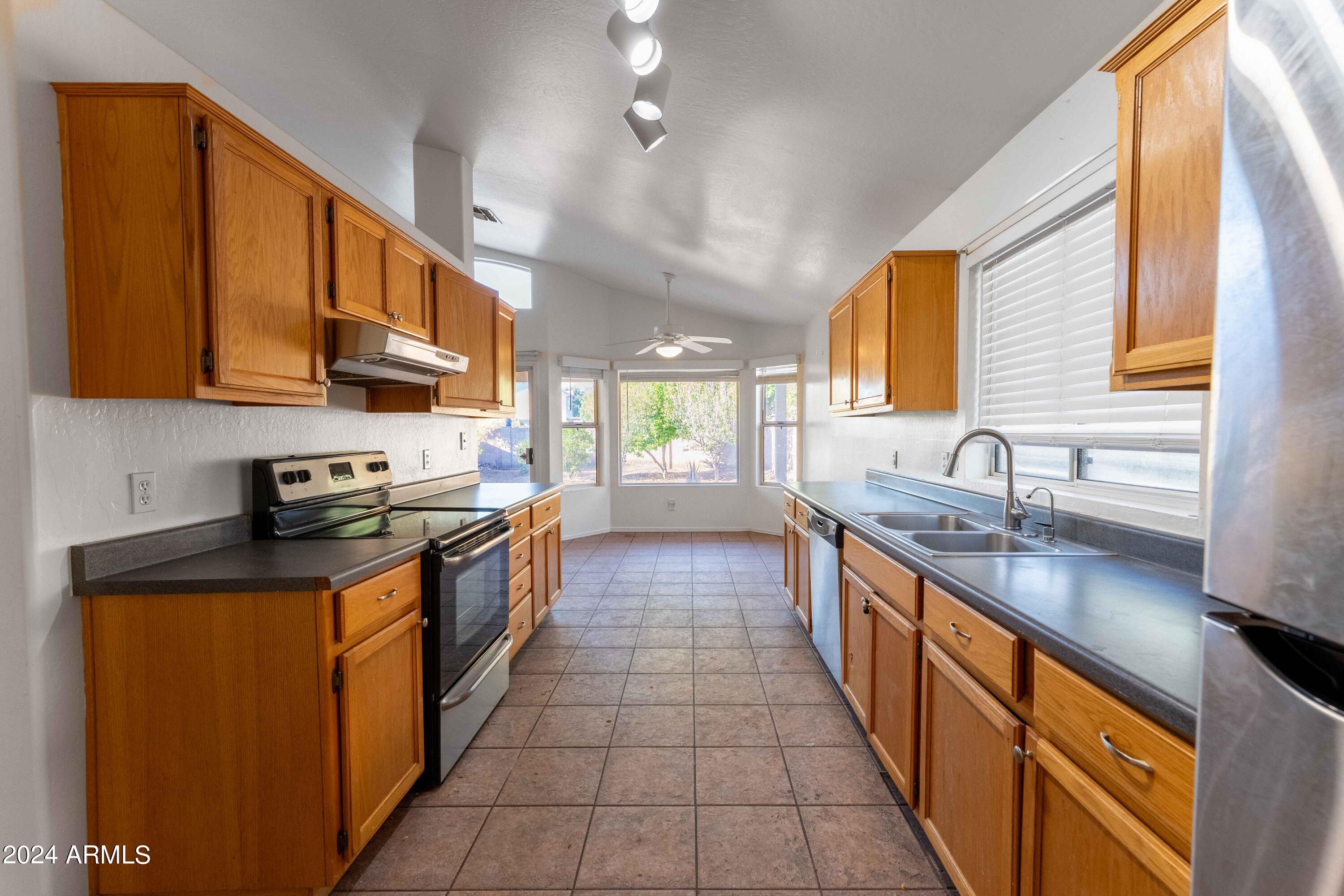 412 W AIRE LIBRE Avenue