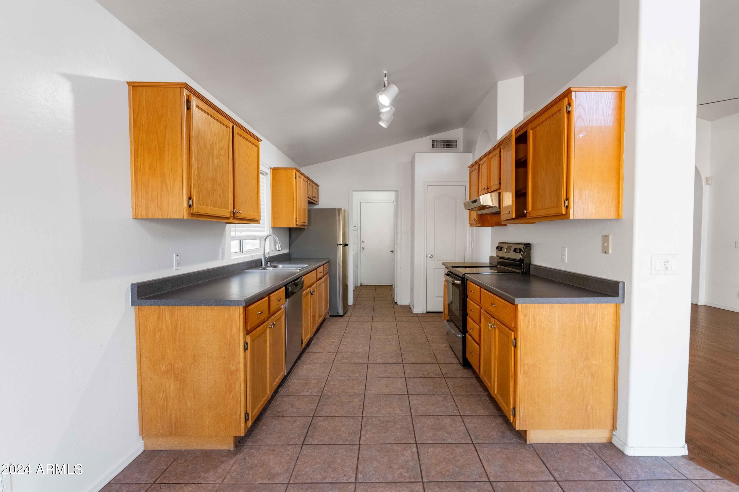 412 W AIRE LIBRE Avenue