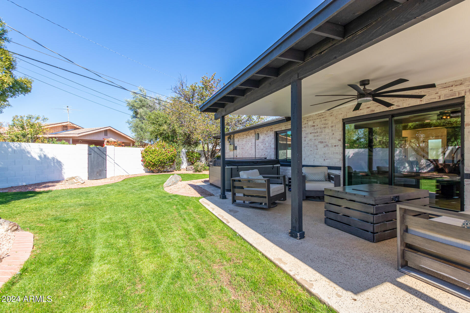 3028 E COOLIDGE Street