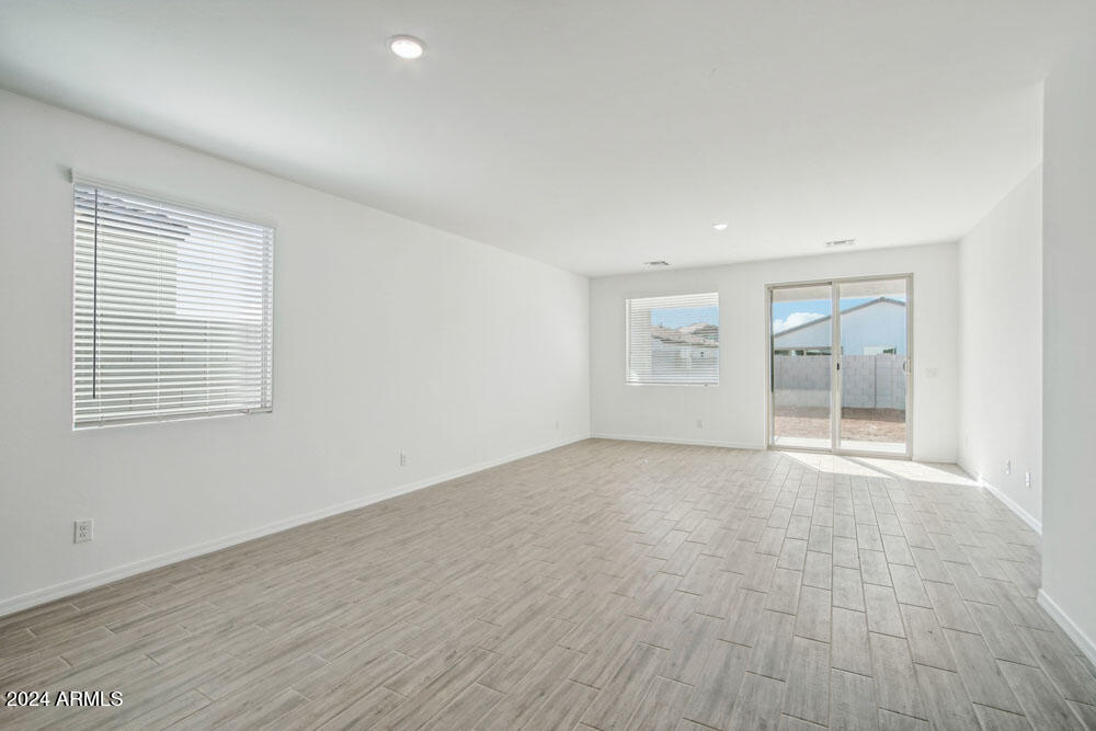 4233 E BRADFORD Avenue