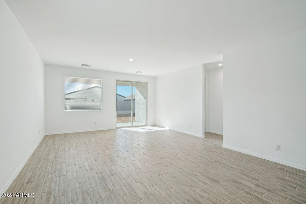 4233 E BRADFORD Avenue