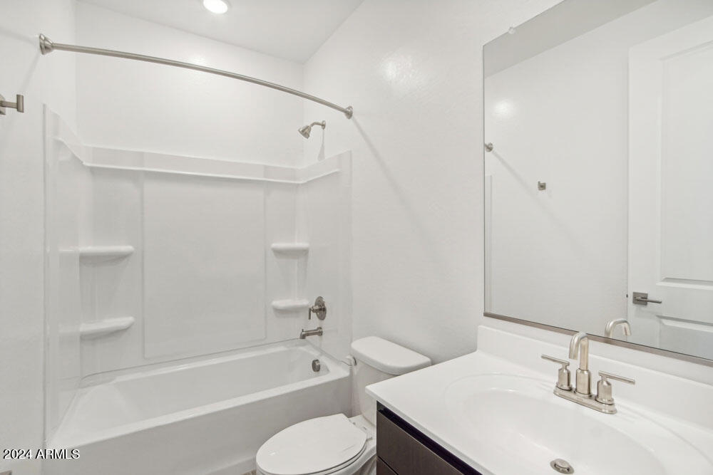 4233 E BRADFORD Avenue