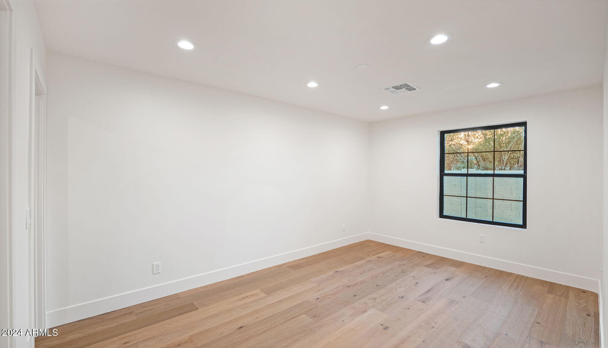 5911 E VOLTAIRE Avenue