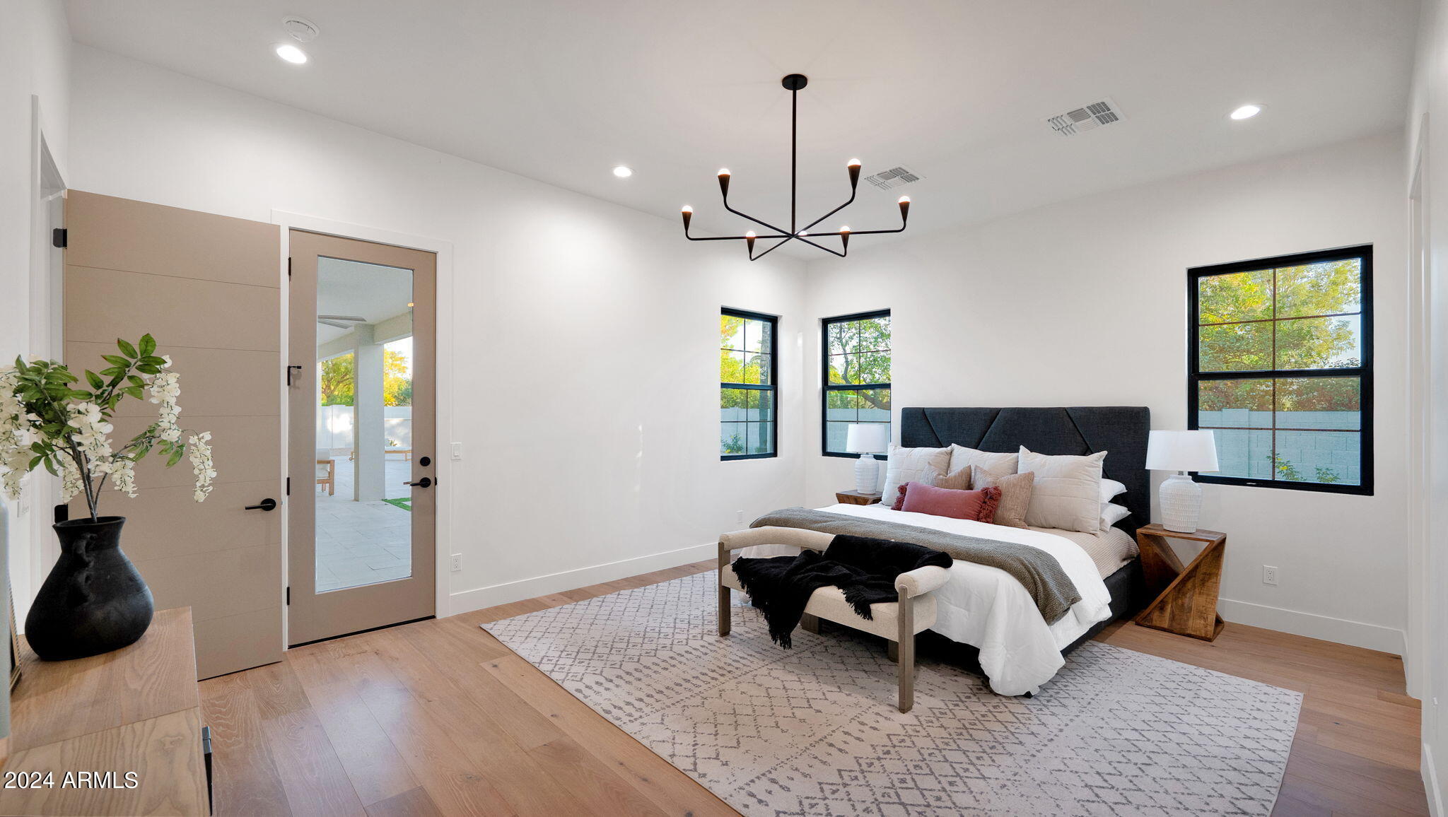 5911 E VOLTAIRE Avenue