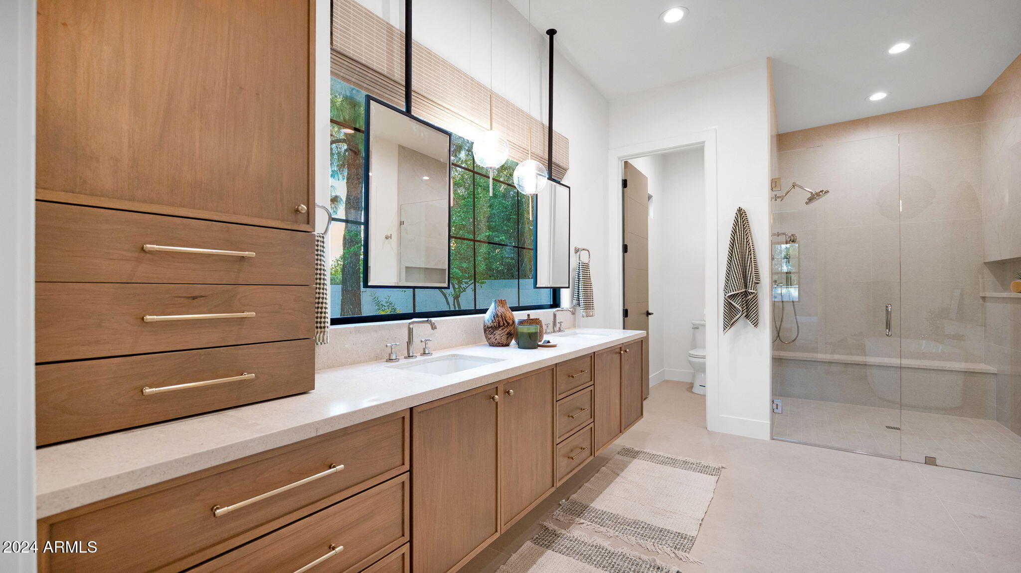 5911 E VOLTAIRE Avenue