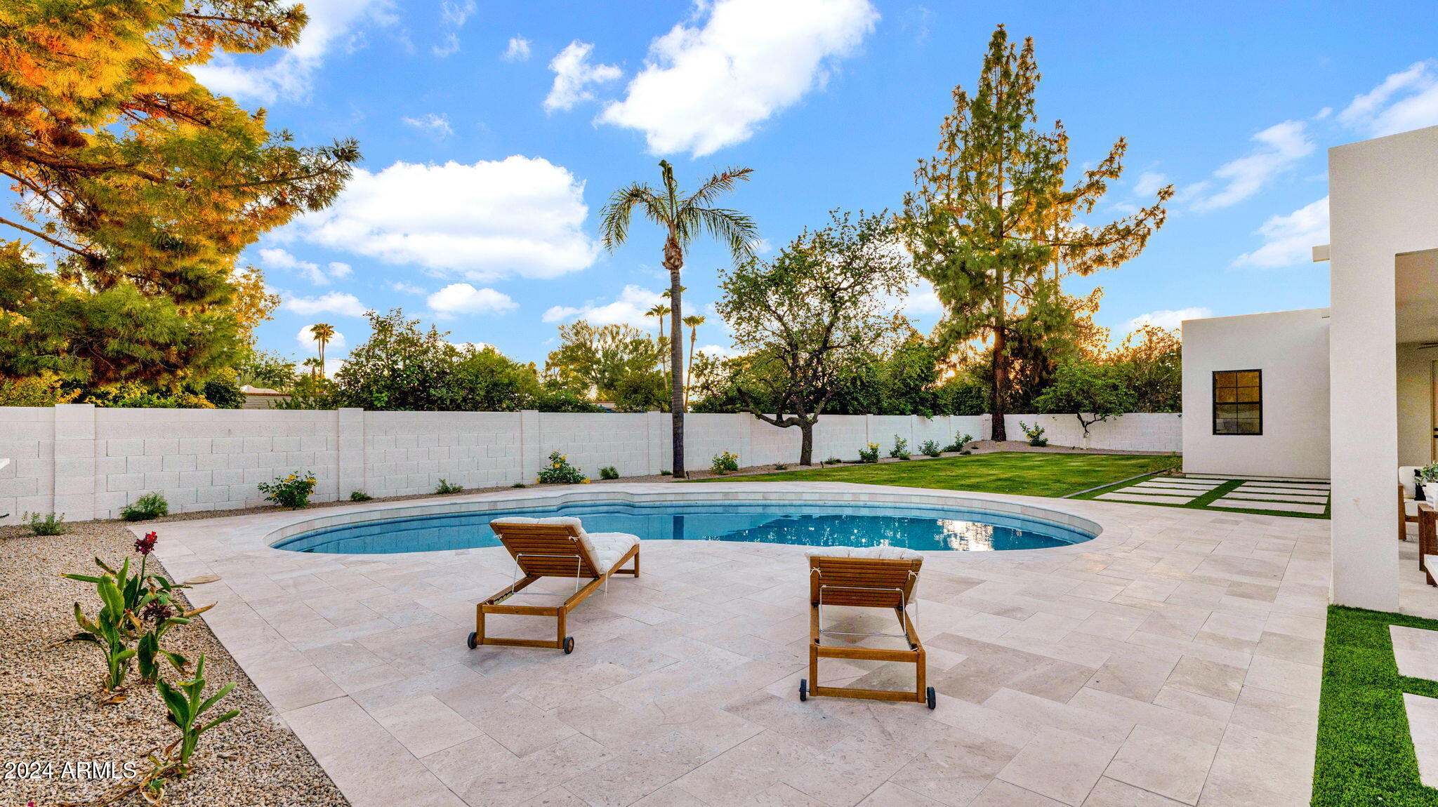 5911 E VOLTAIRE Avenue