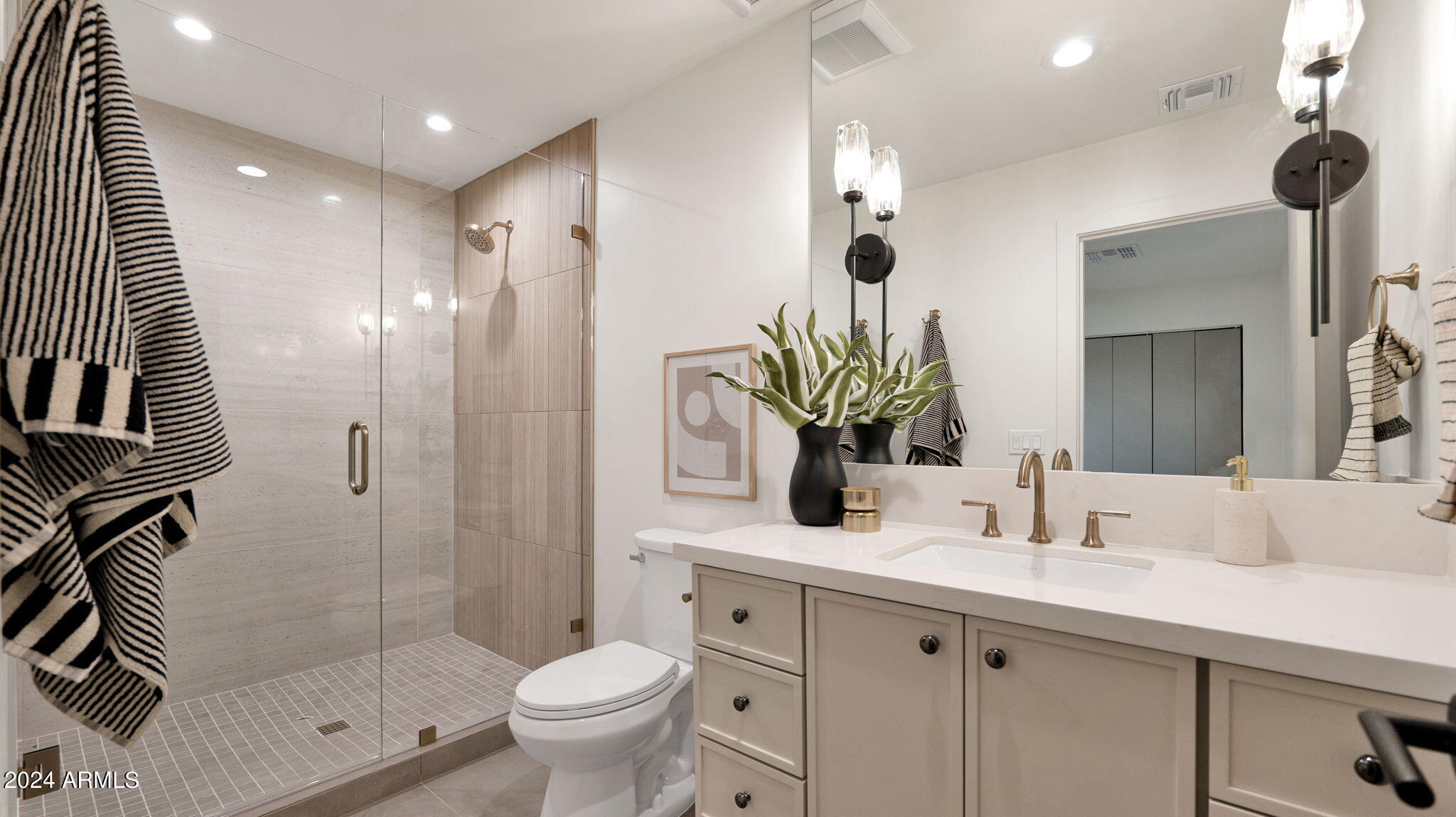 5911 E VOLTAIRE Avenue