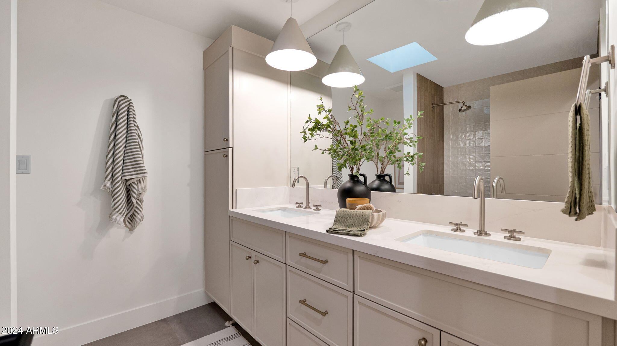 5911 E VOLTAIRE Avenue