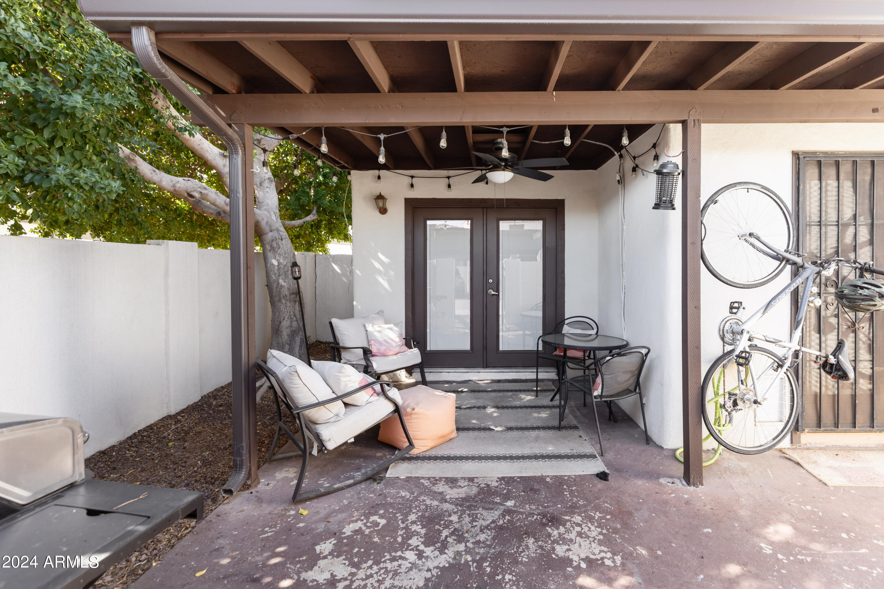 1137 E BELMONT Avenue