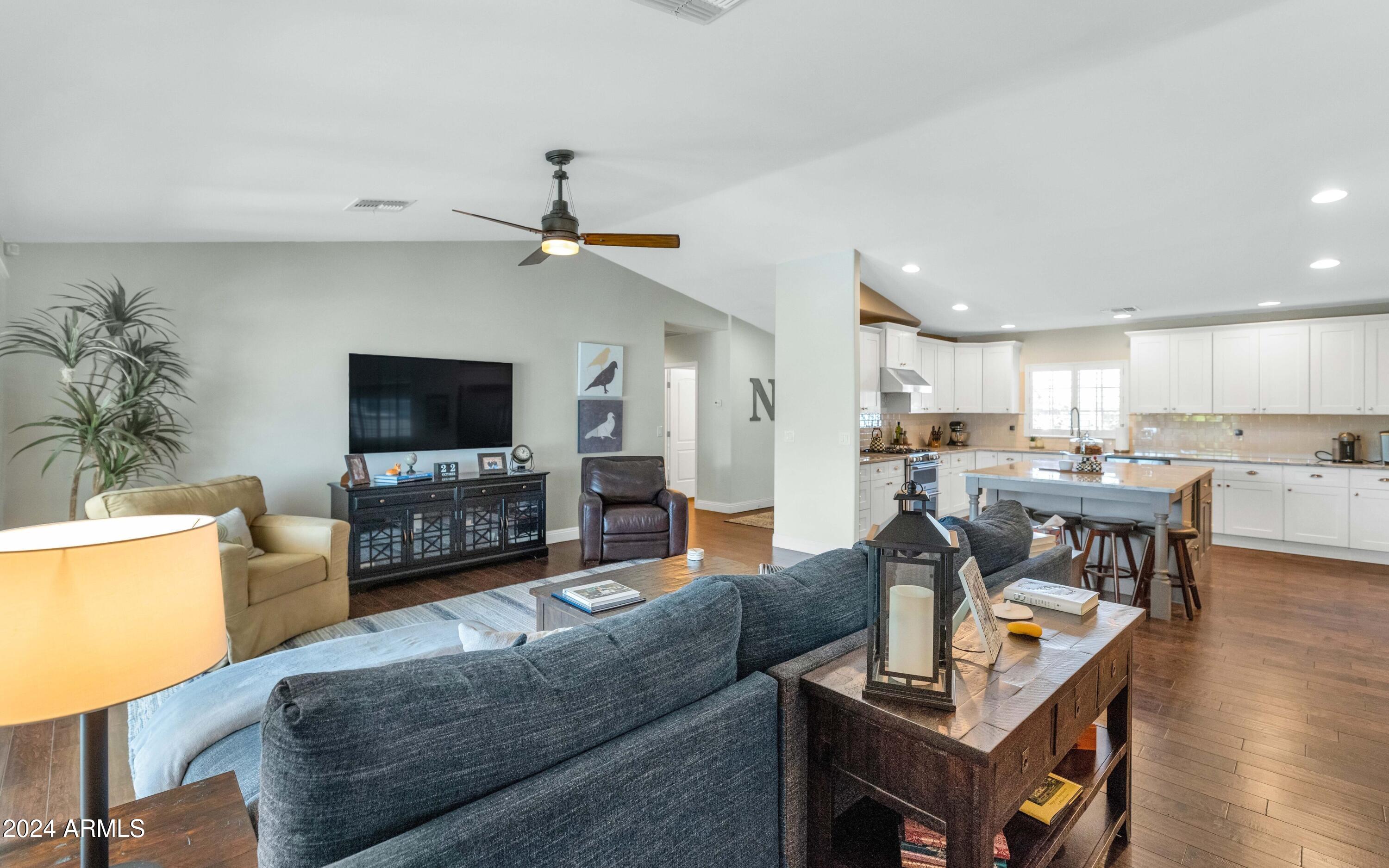 5431 E PINCHOT Avenue