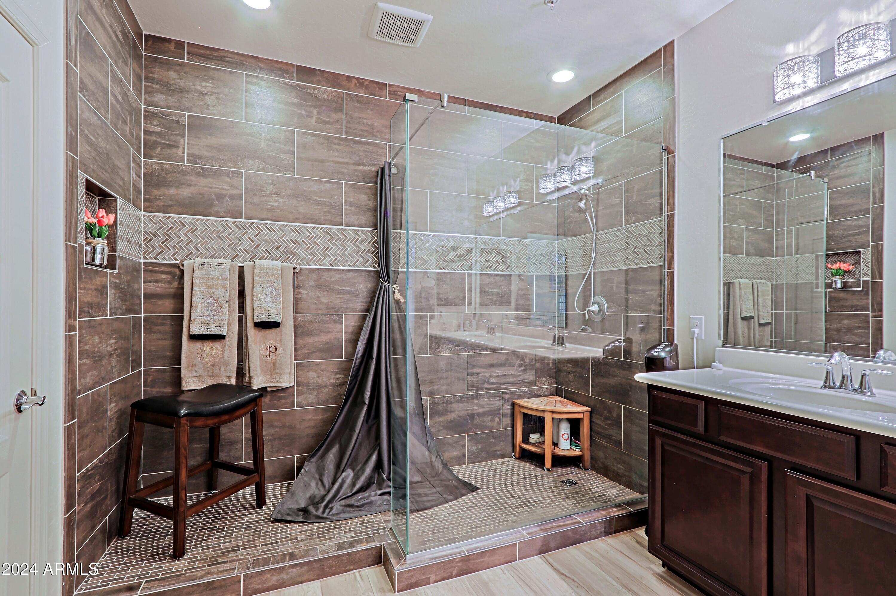 2425 W BRONCO BUTTE Trail # 2058