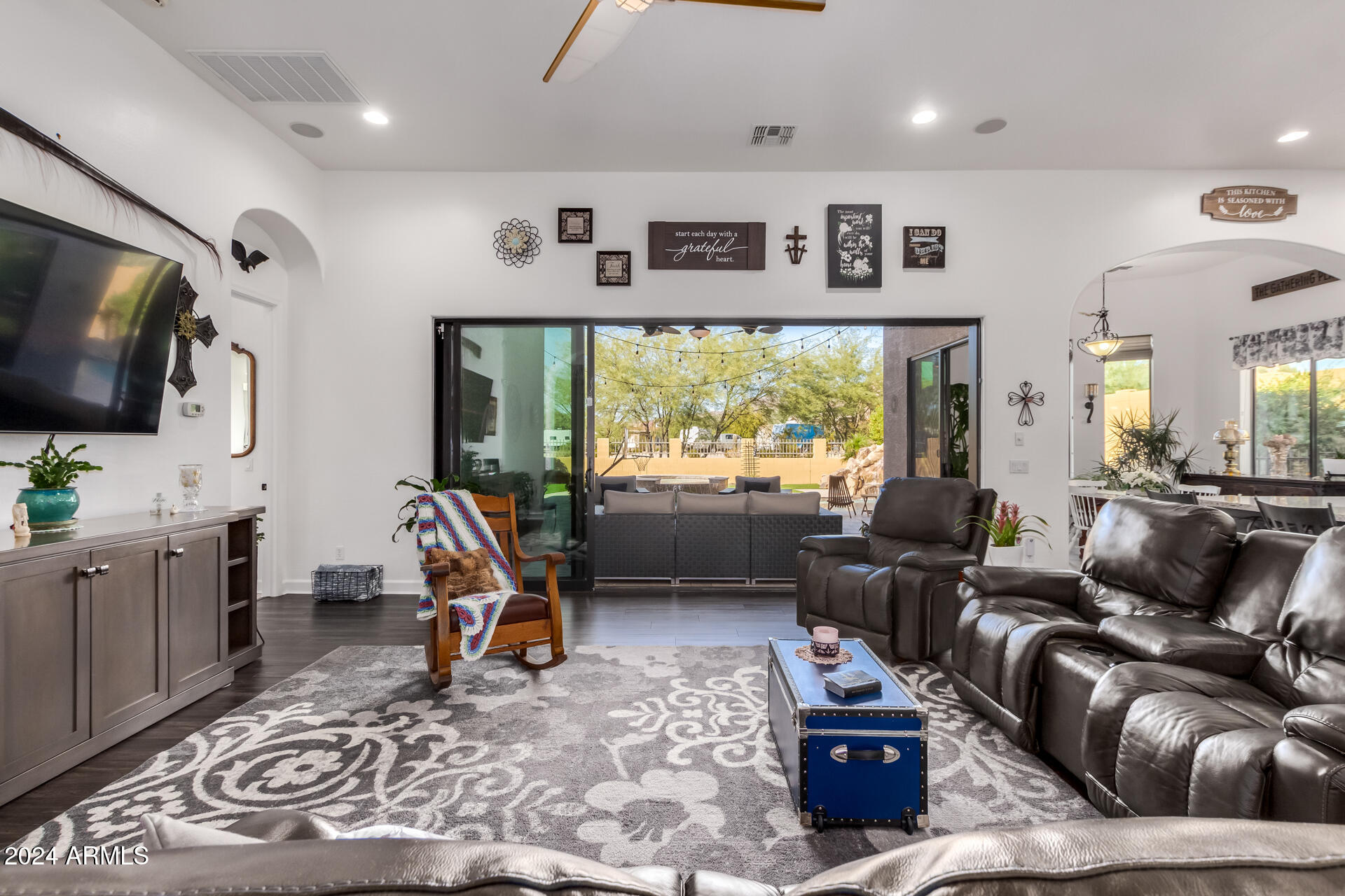 8446 E LAUREL Street