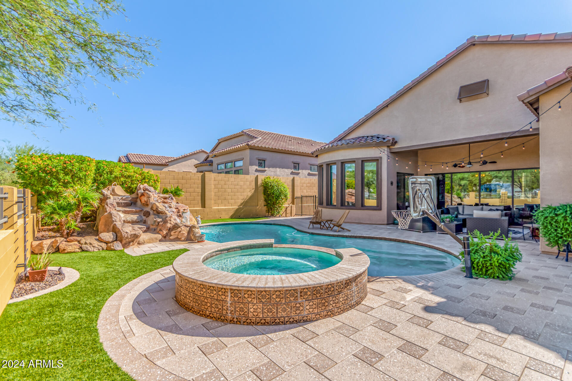 8446 E LAUREL Street