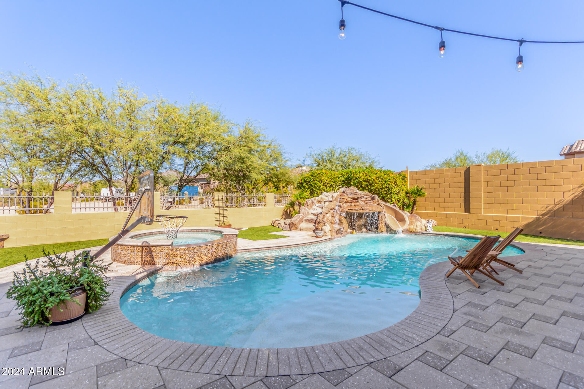 8446 E LAUREL Street