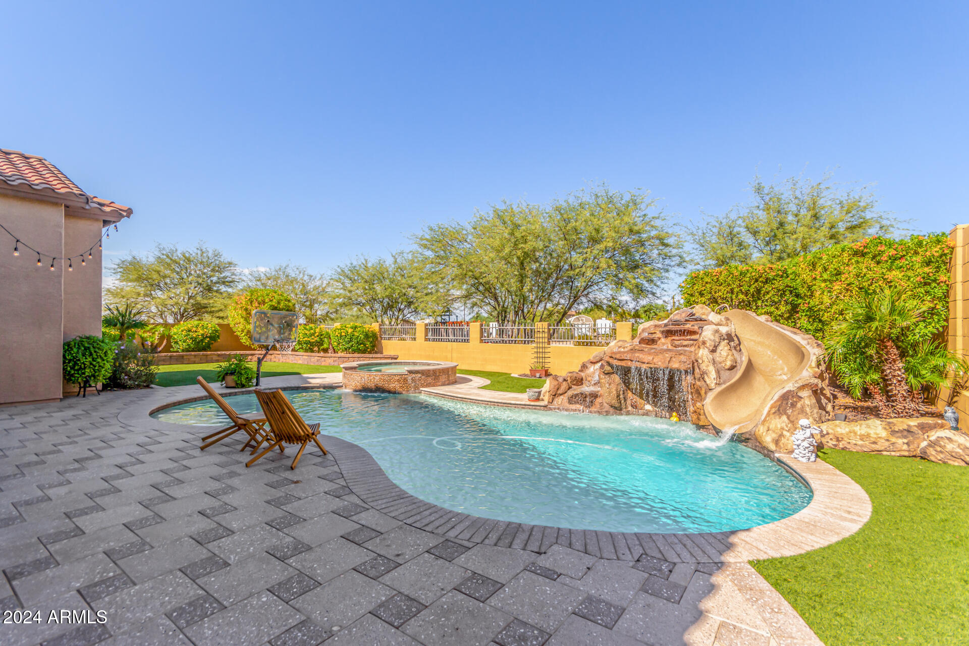 8446 E LAUREL Street