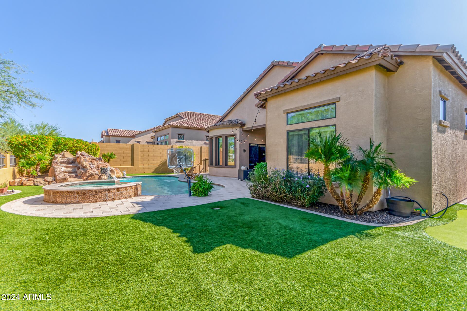 8446 E LAUREL Street