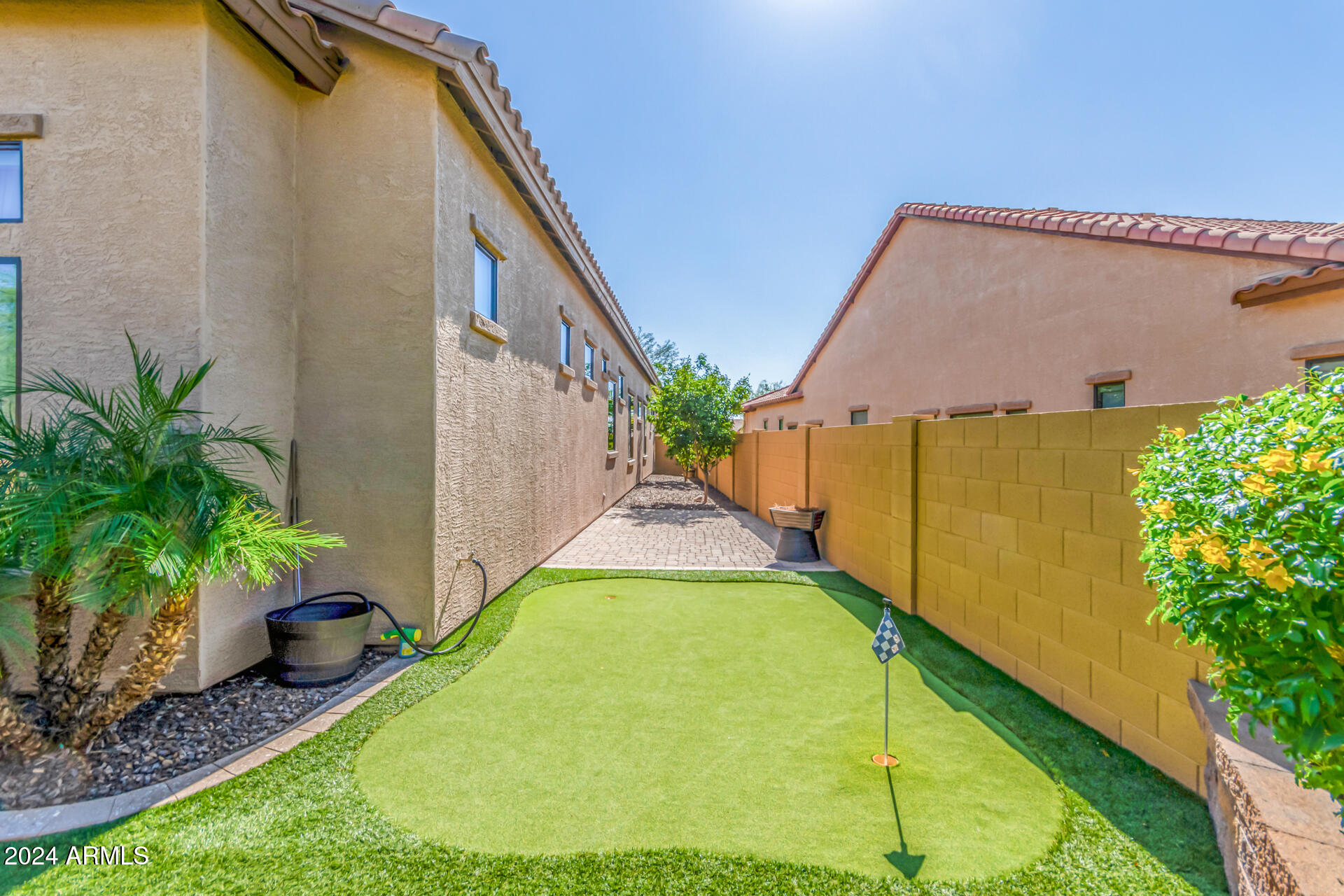 8446 E LAUREL Street