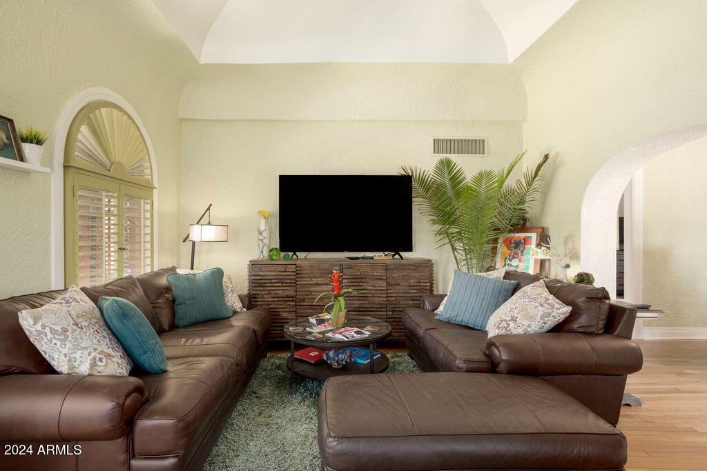 1602 W ENCANTO Boulevard