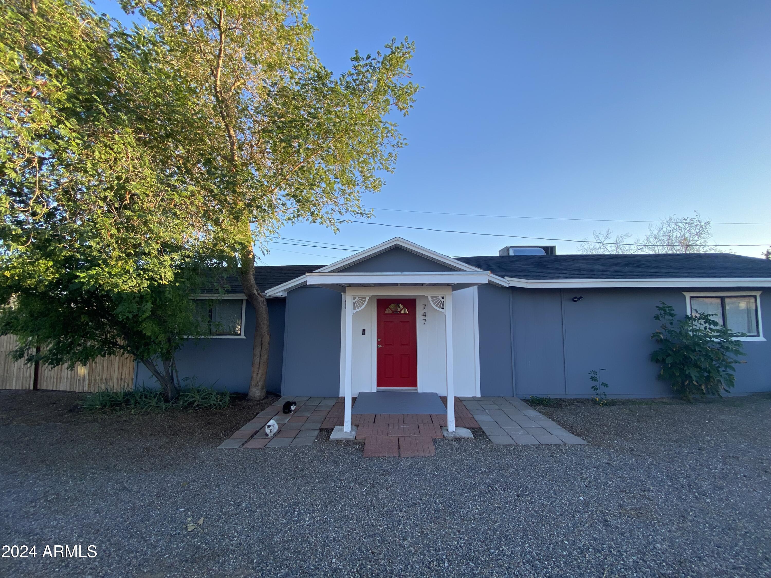 747 E SUNNYSLOPE Lane