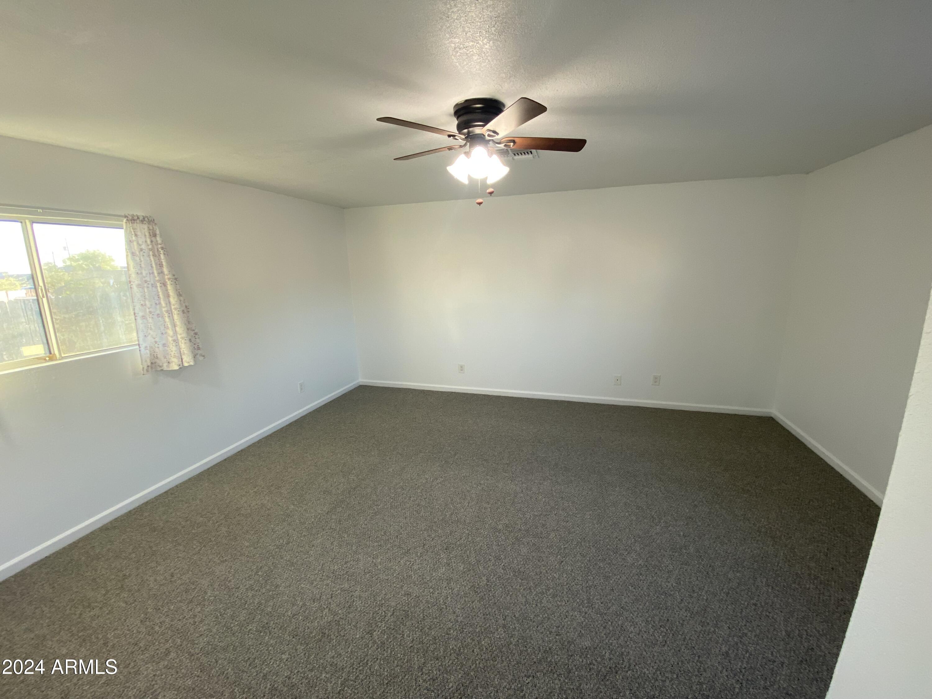 747 E SUNNYSLOPE Lane