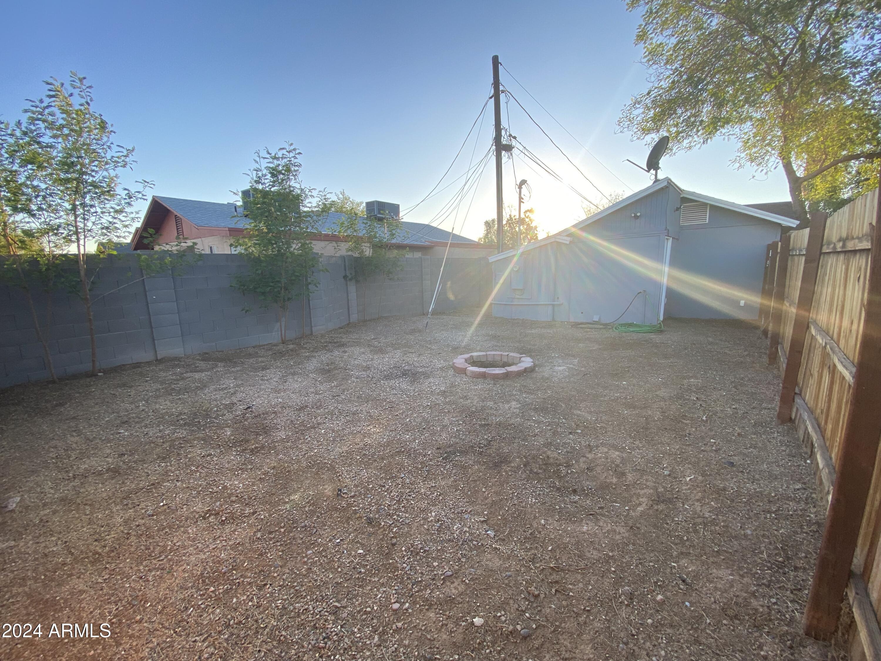 747 E SUNNYSLOPE Lane