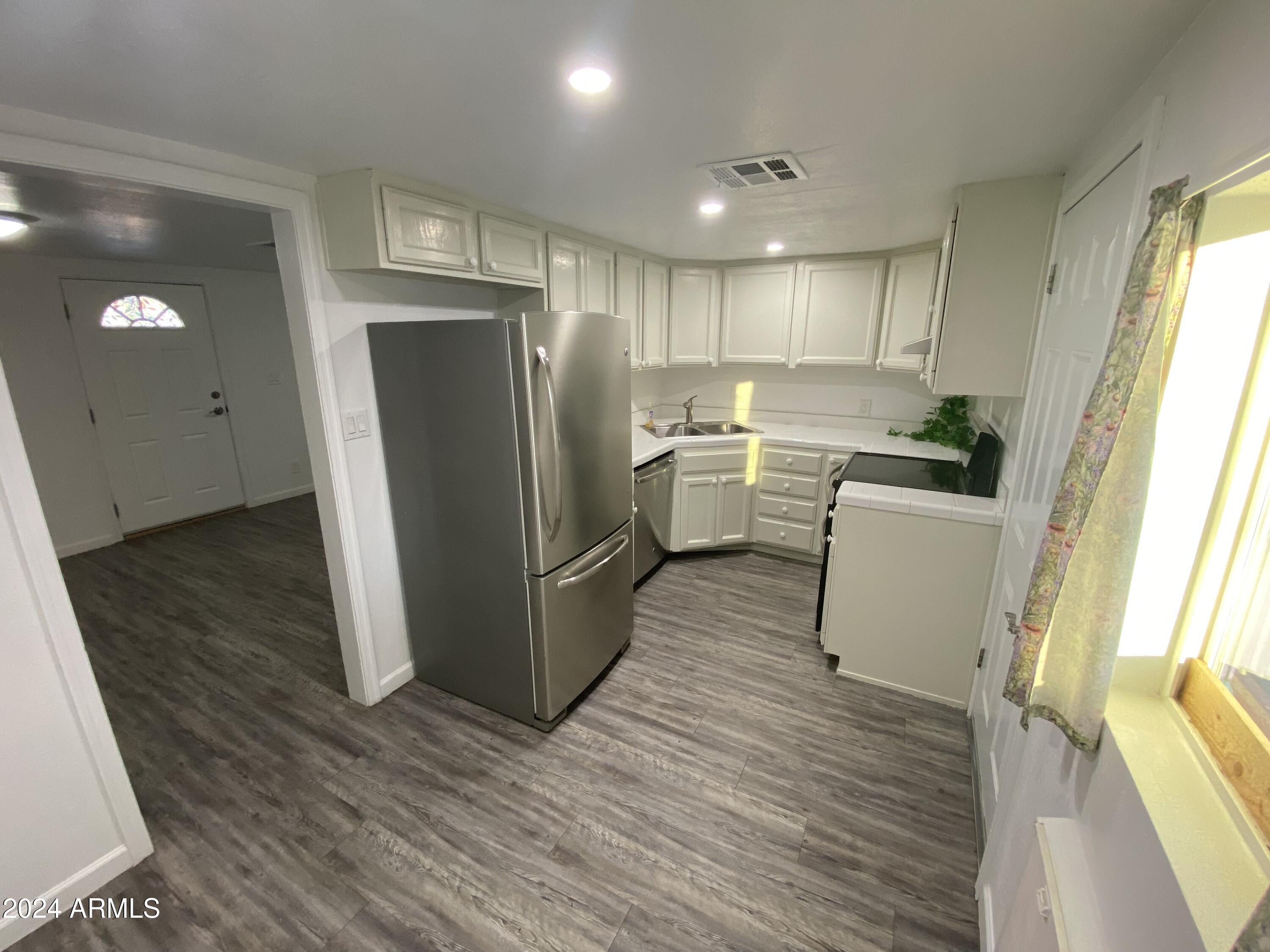 747 E SUNNYSLOPE Lane