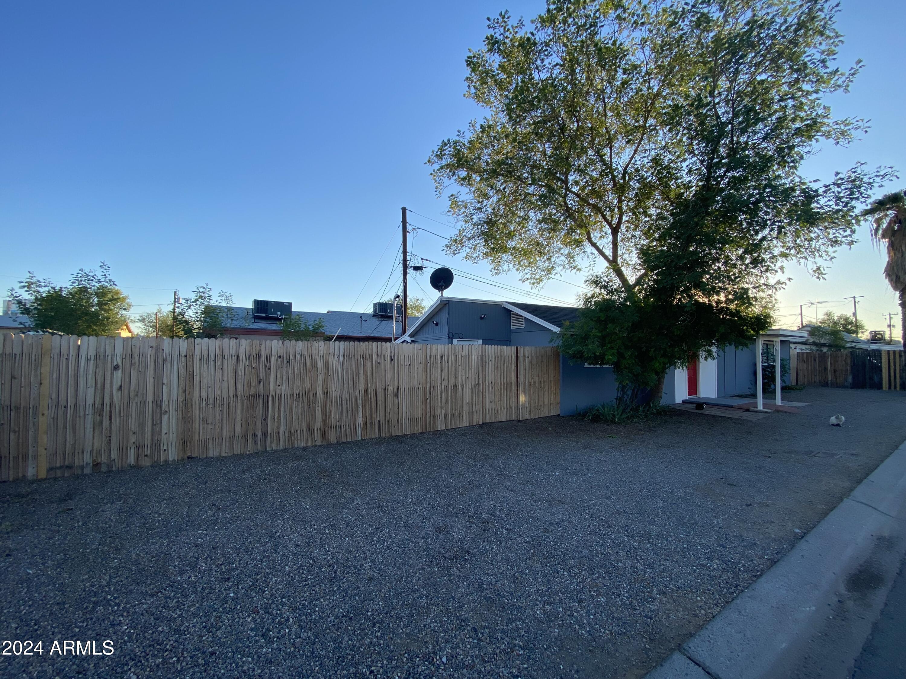 747 E SUNNYSLOPE Lane