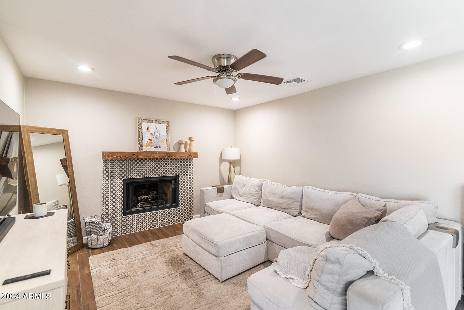 2826 E Sylvia Street