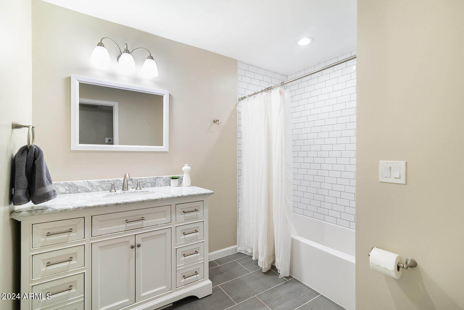 2826 E Sylvia Street