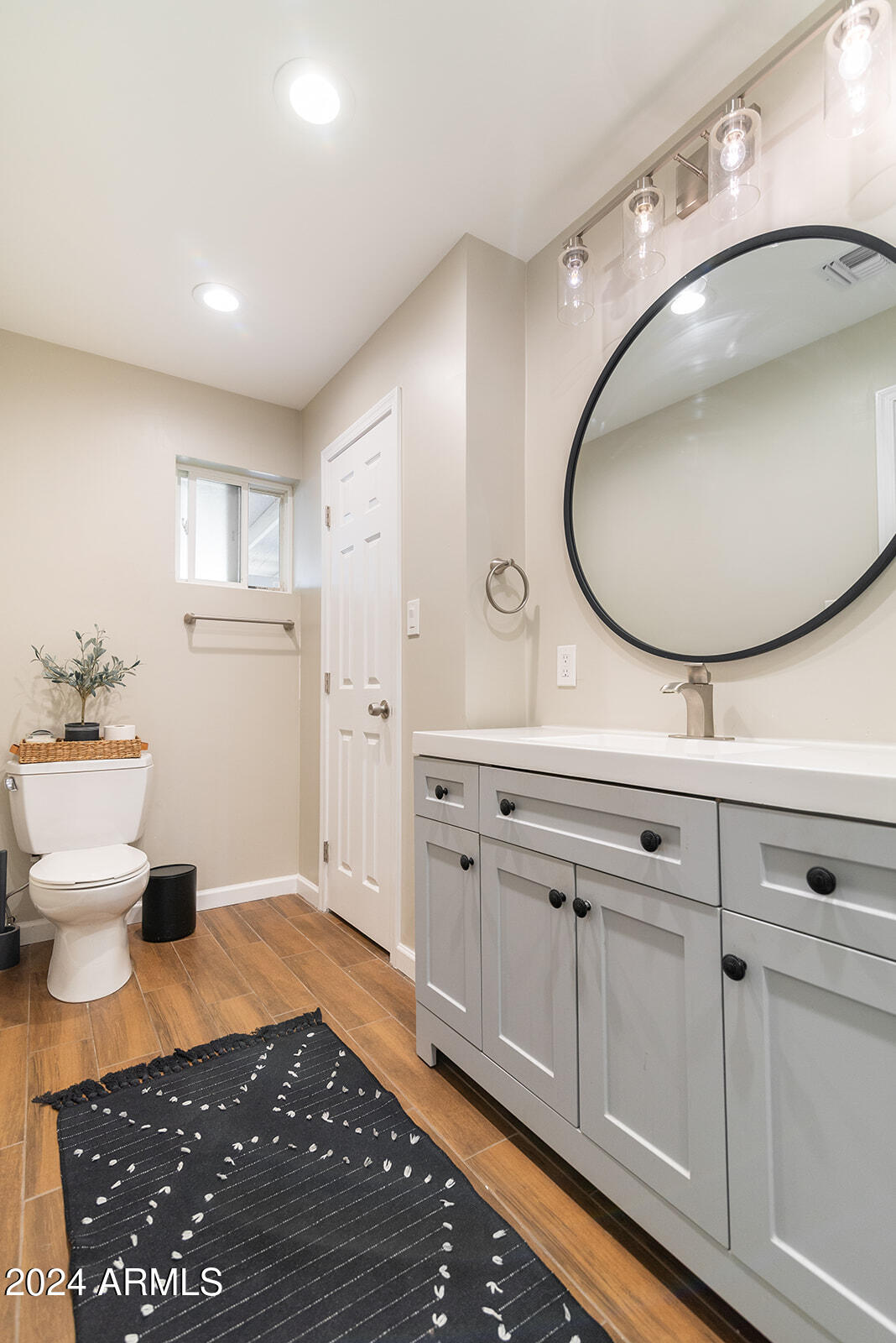 2826 E Sylvia Street