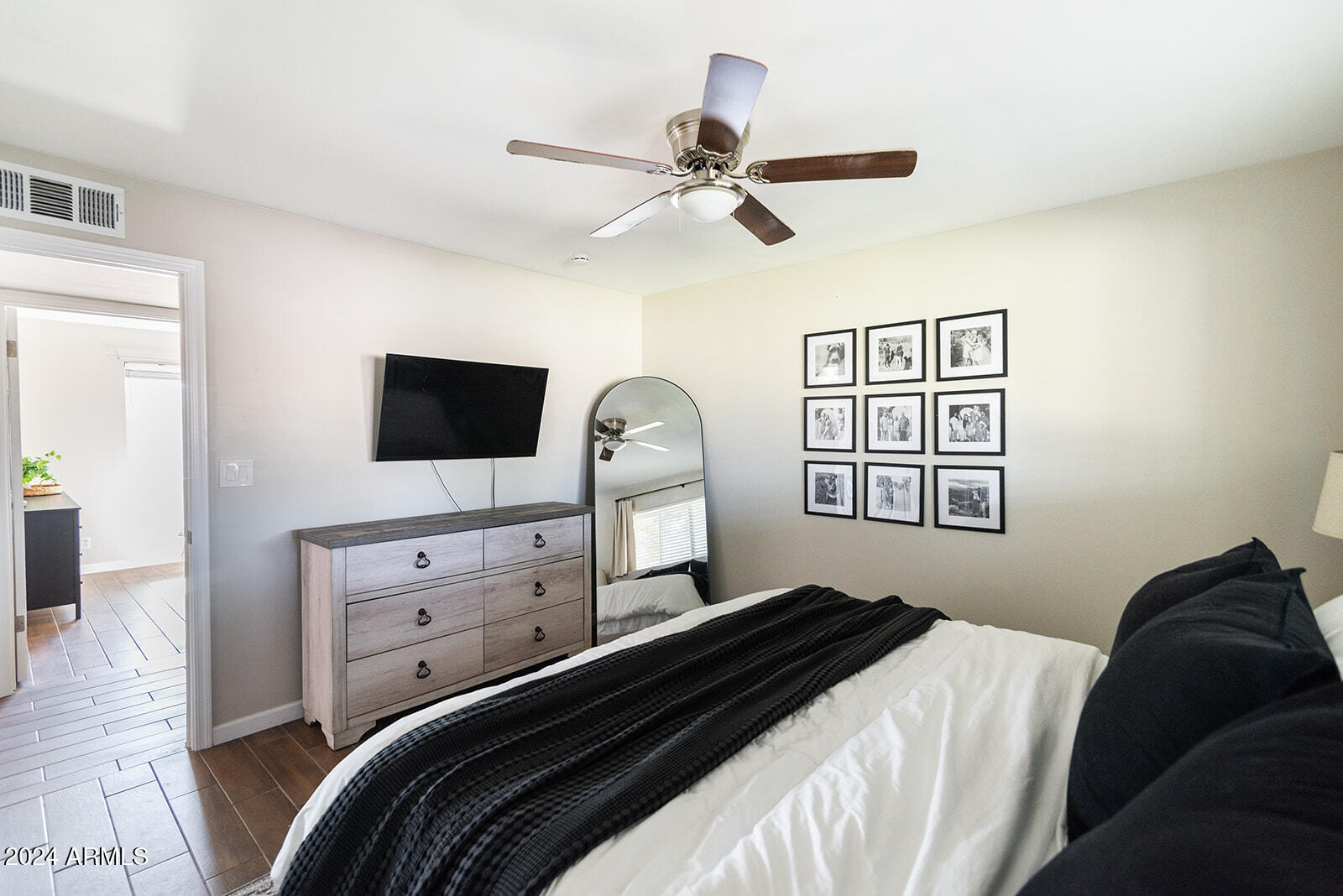 2826 E Sylvia Street