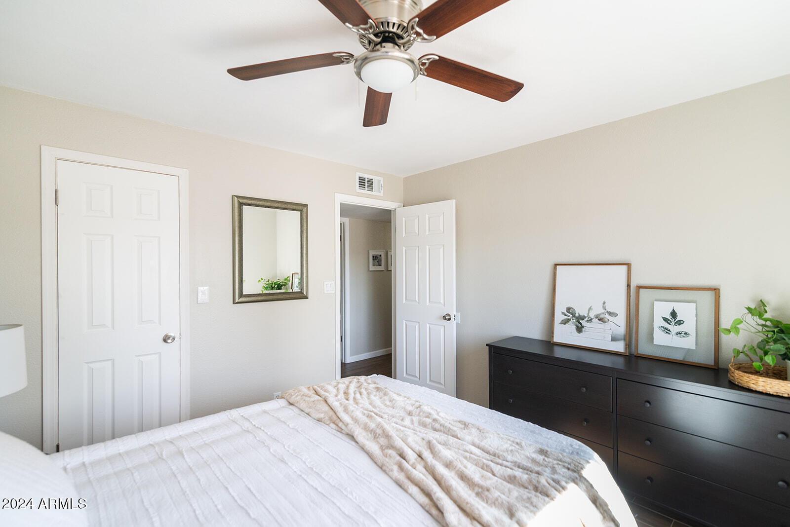 2826 E Sylvia Street