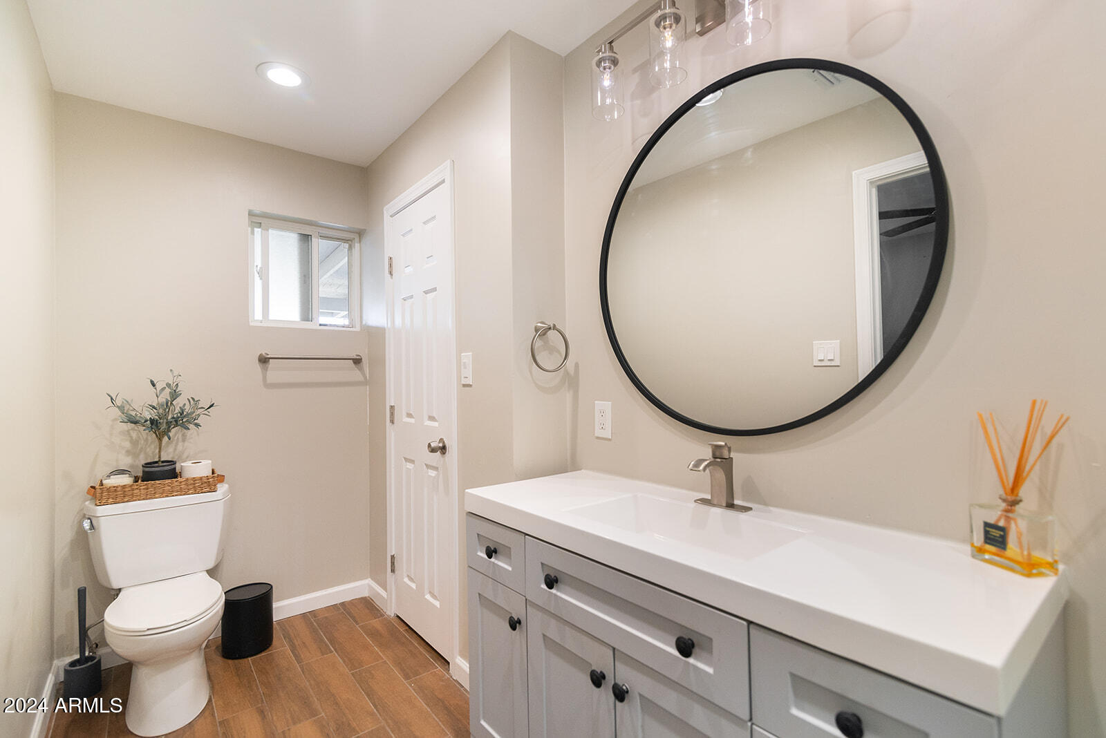 2826 E Sylvia Street