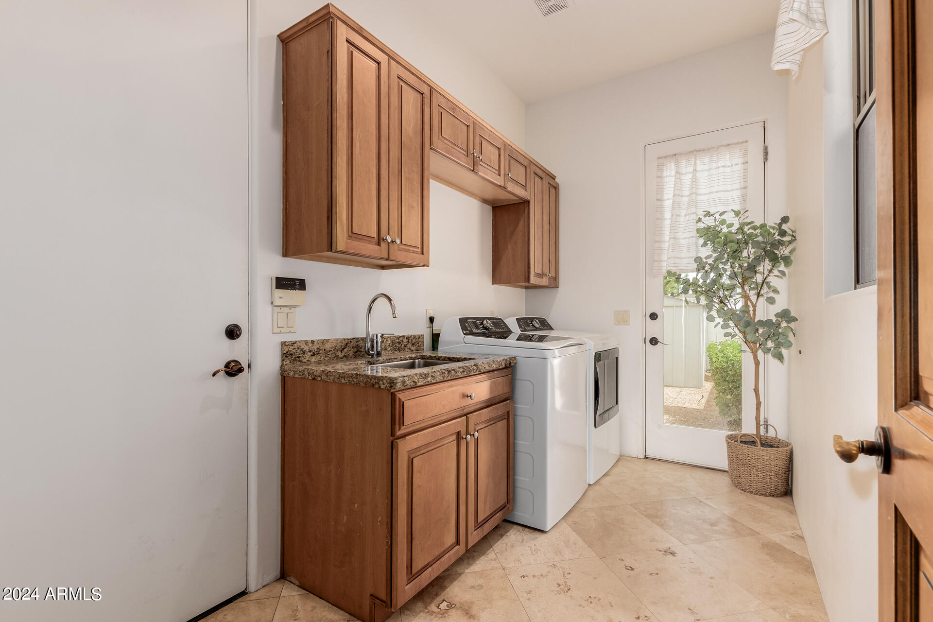 1953 E MONTEBELLO Avenue