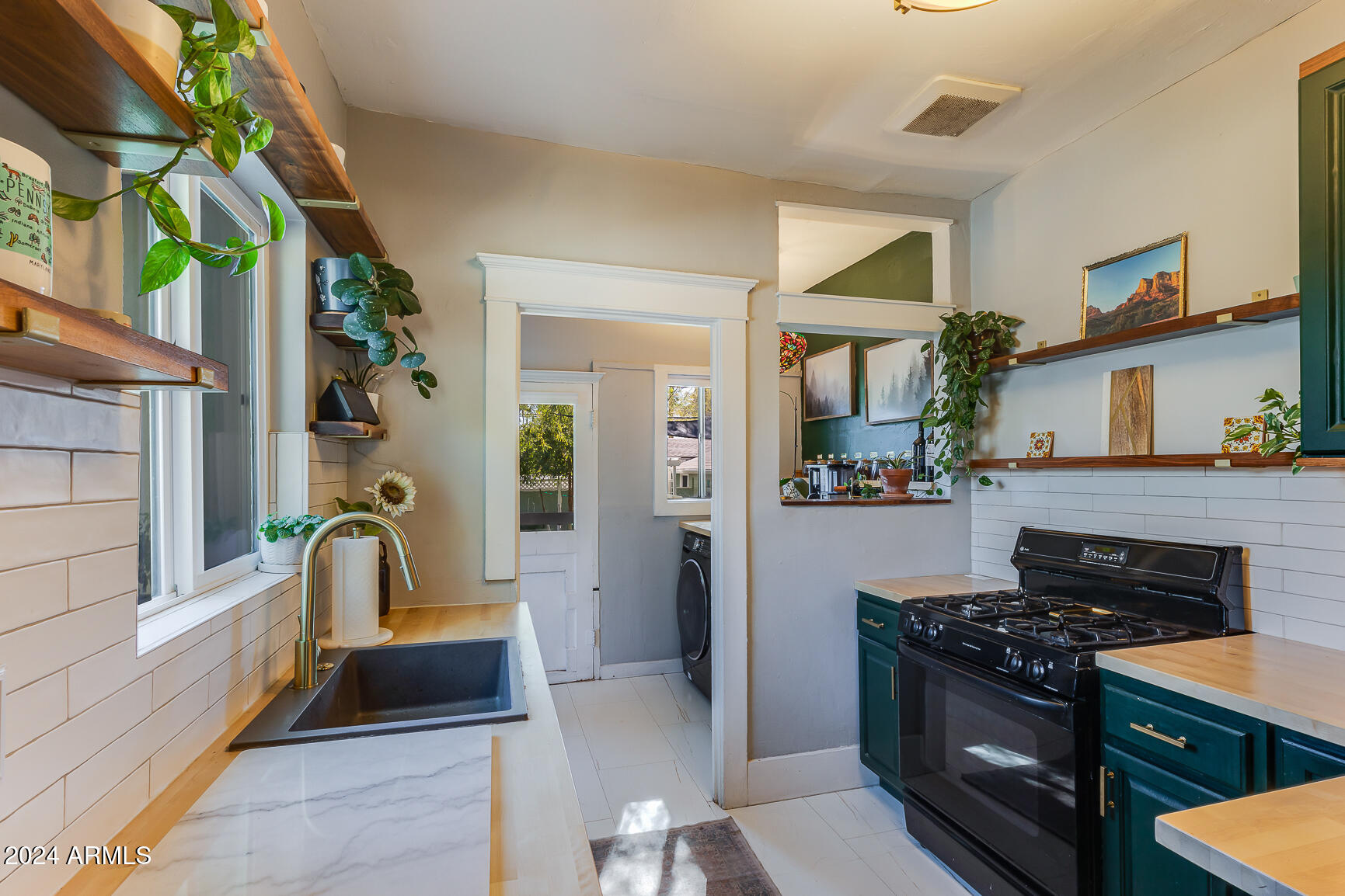 125 W PALM Lane