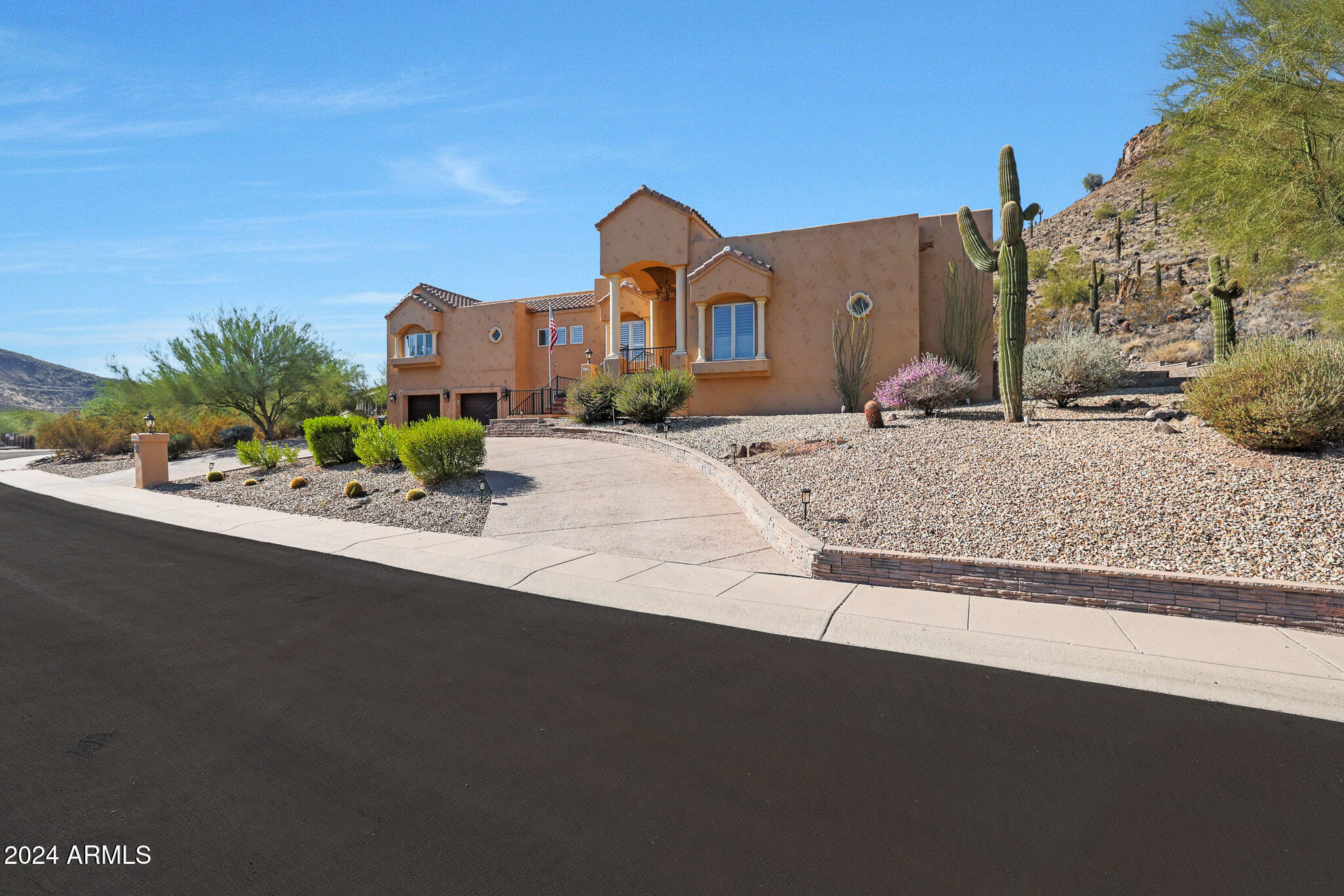 1044 W INDIAN HILLS Place