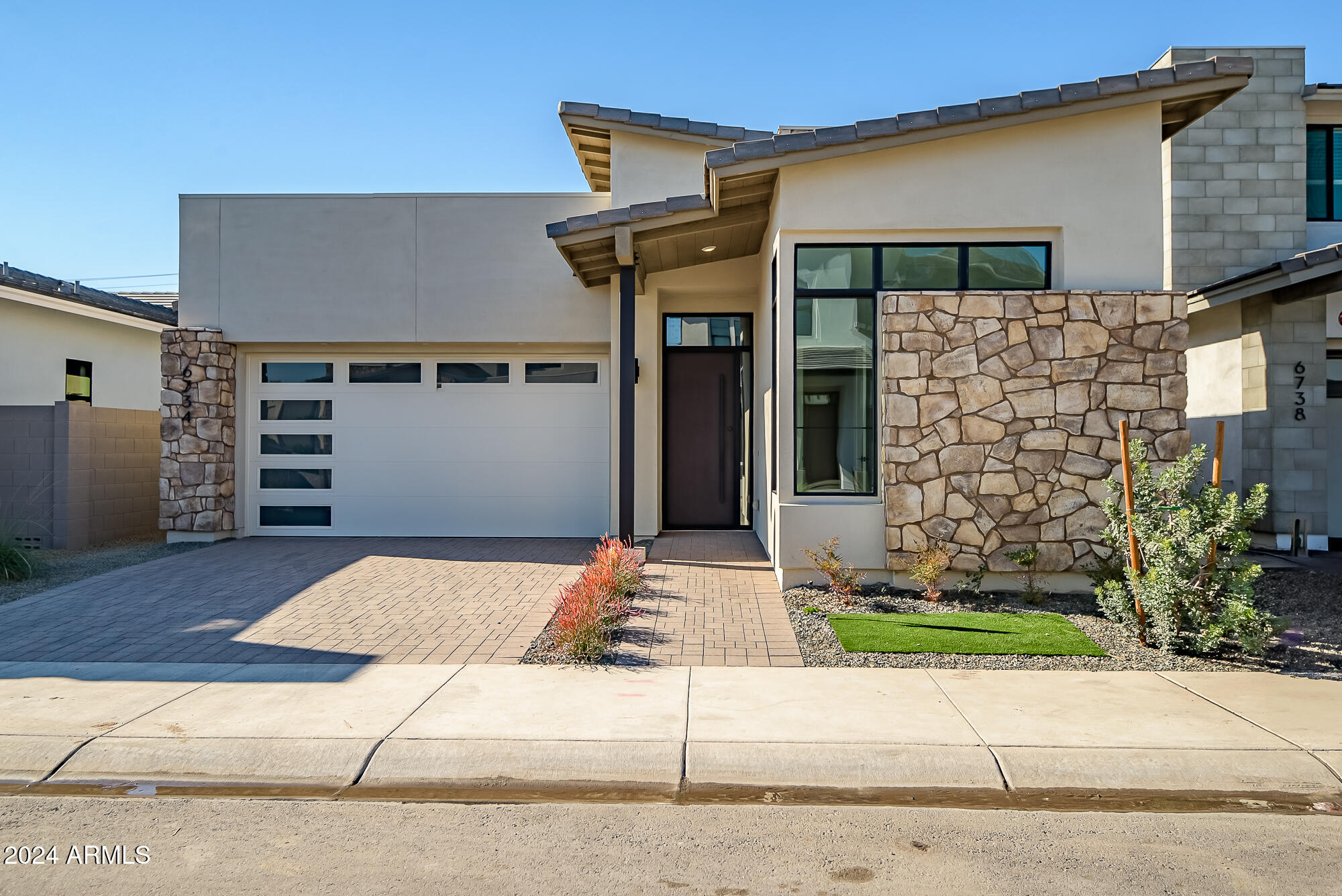 6734 N 9TH Drive